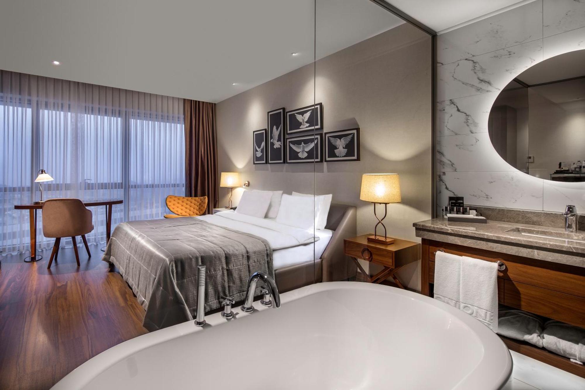 Executive King Room Bath