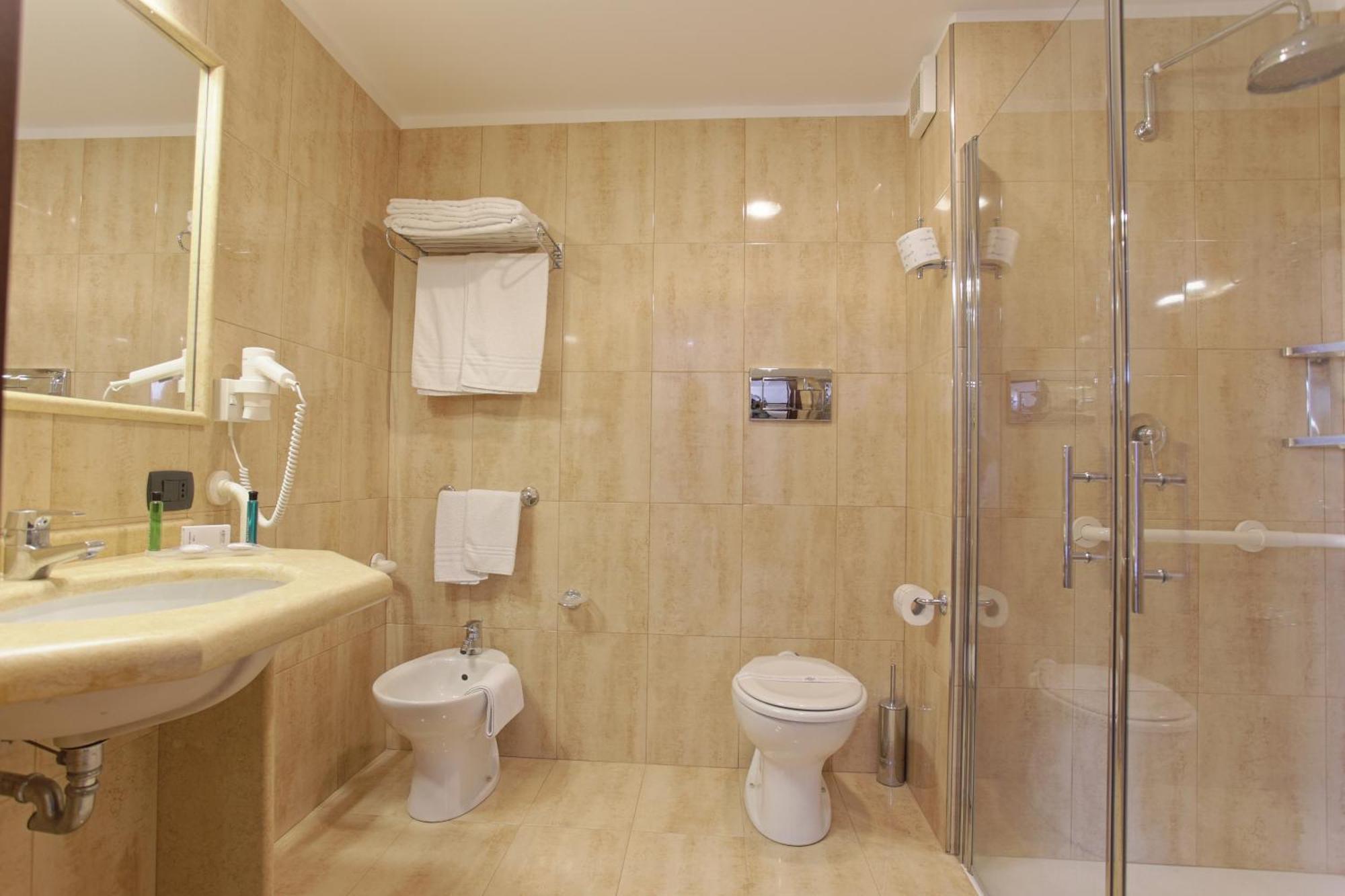 Chambre Double ou Lits Jumeaux - Accessible aux Personnes à Mobilité Réduite