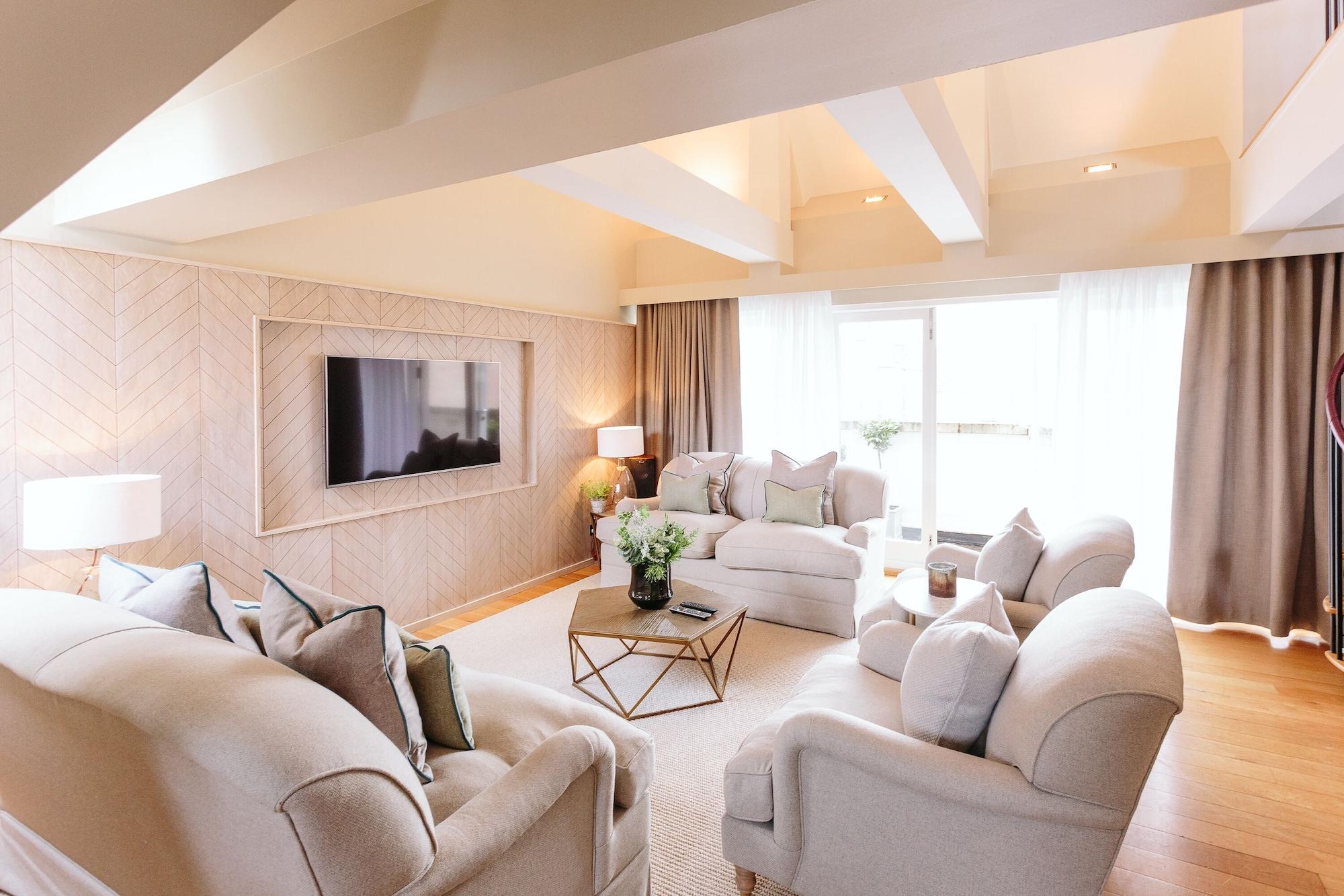 Penthouse Suite,1209889036:JPEG