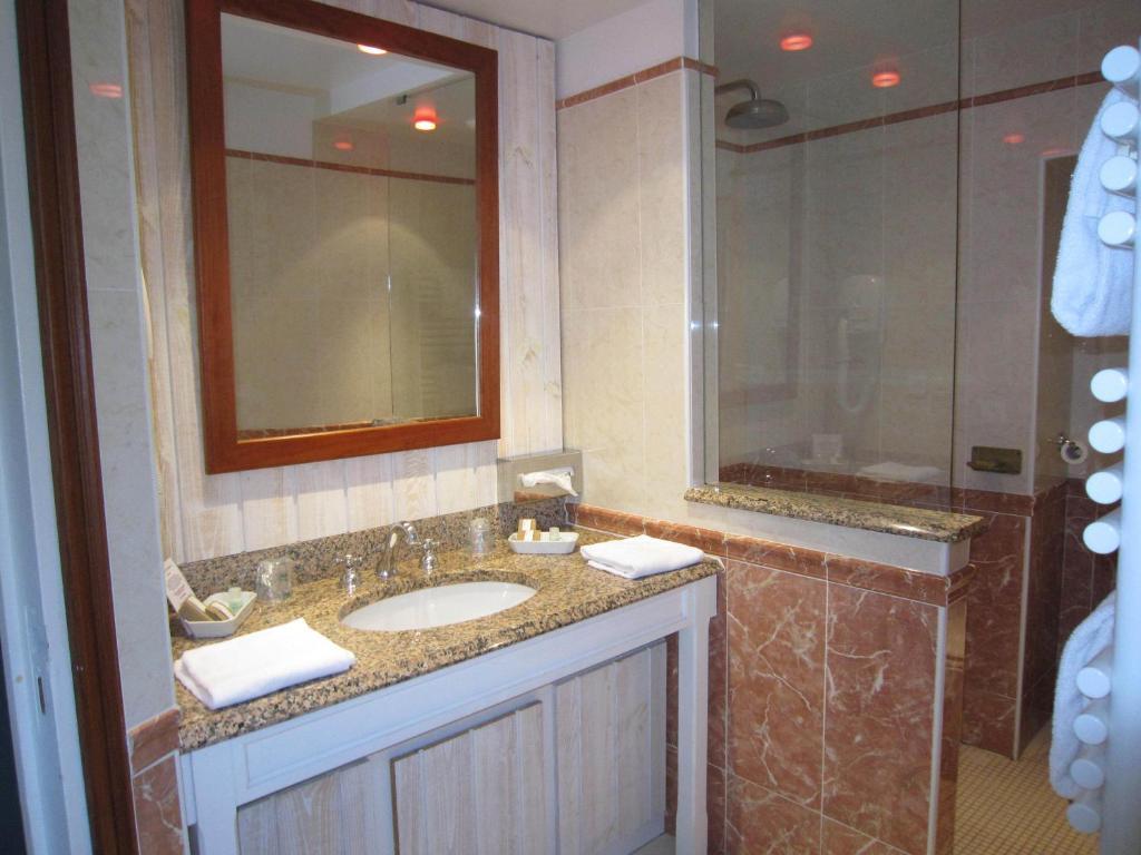 Small Double Room,449755740:JPEG