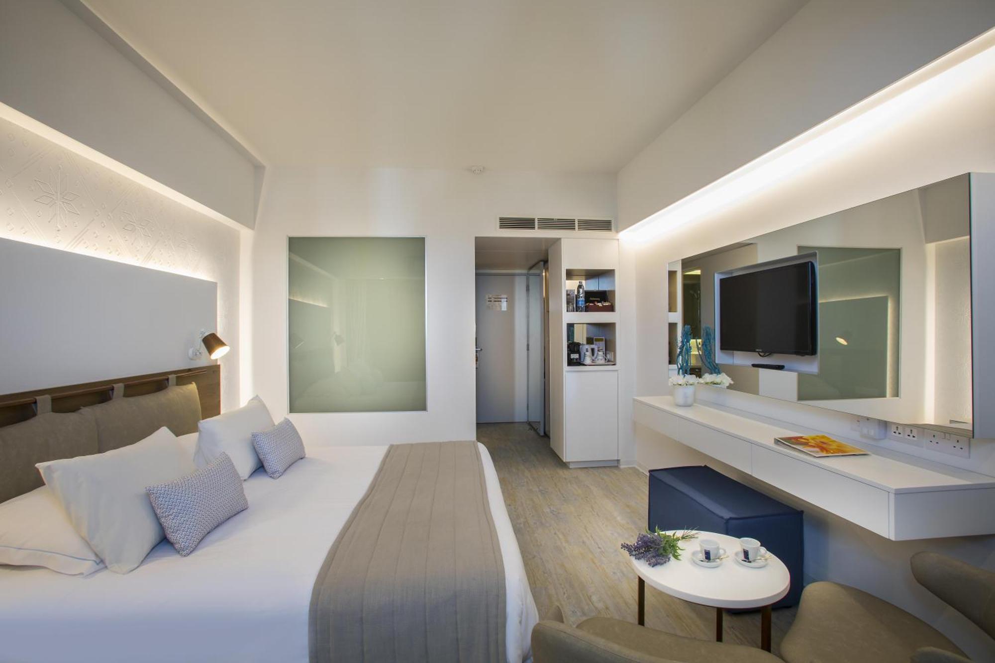 Superior Double or Twin Room Side Sea View