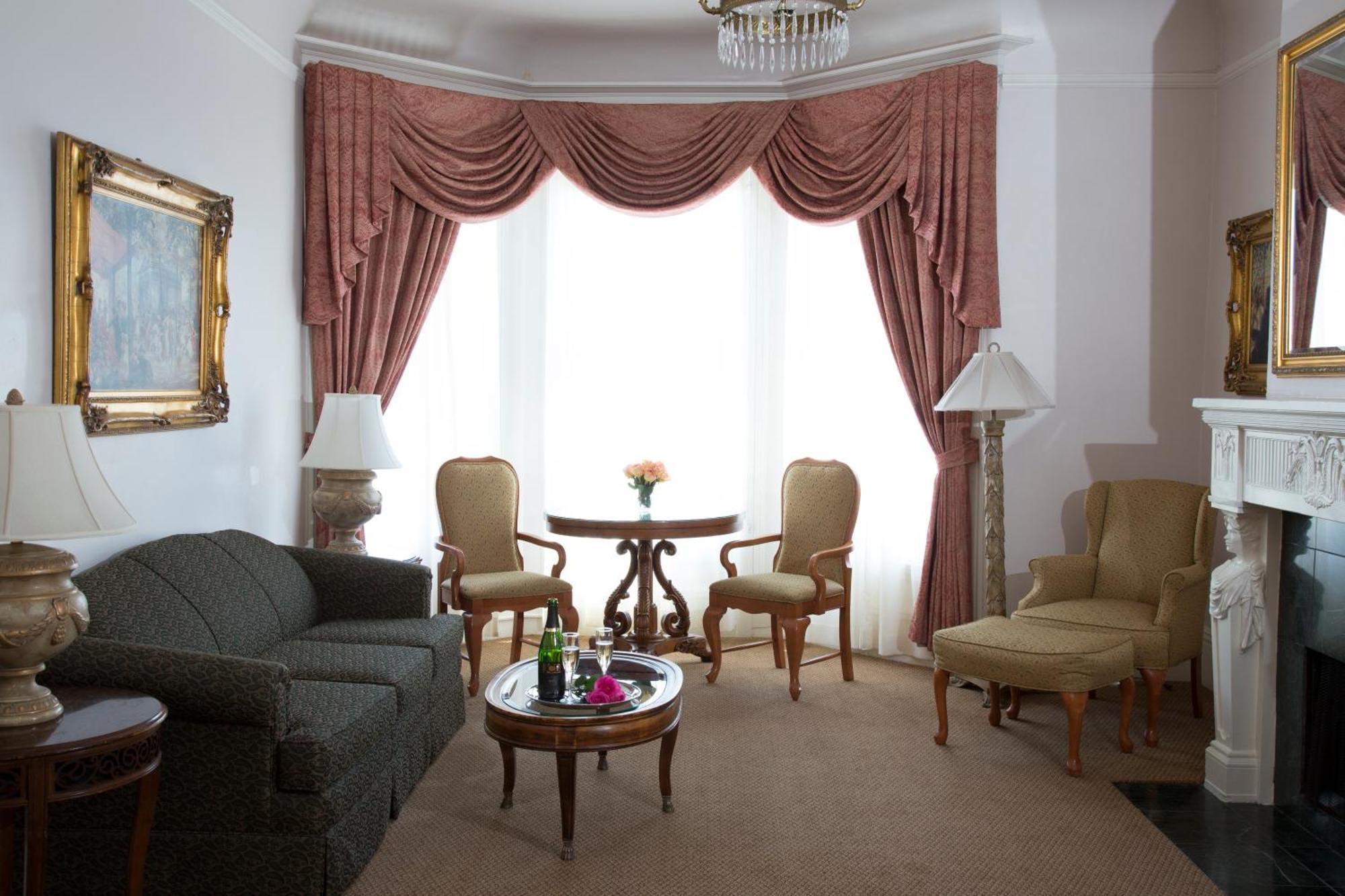 Deluxe King Suite