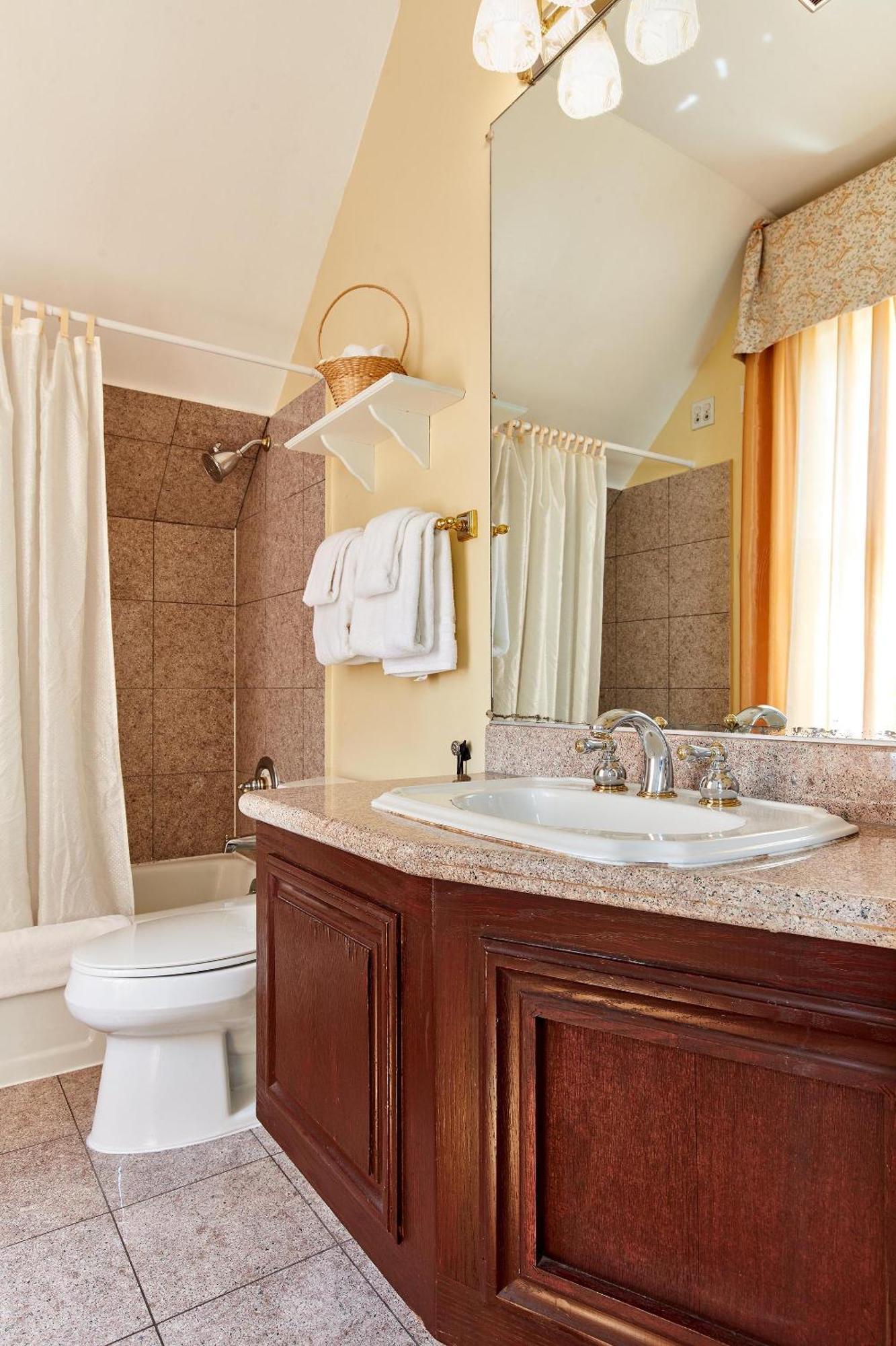 Standard Queen Room