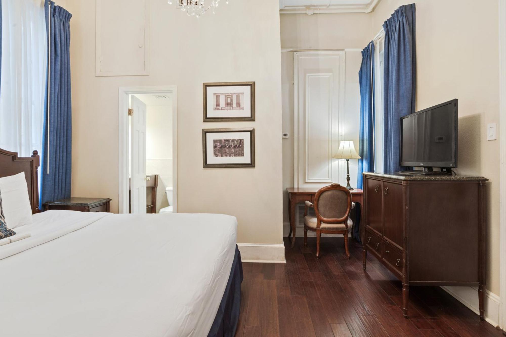 Petite Room One Queen Bed