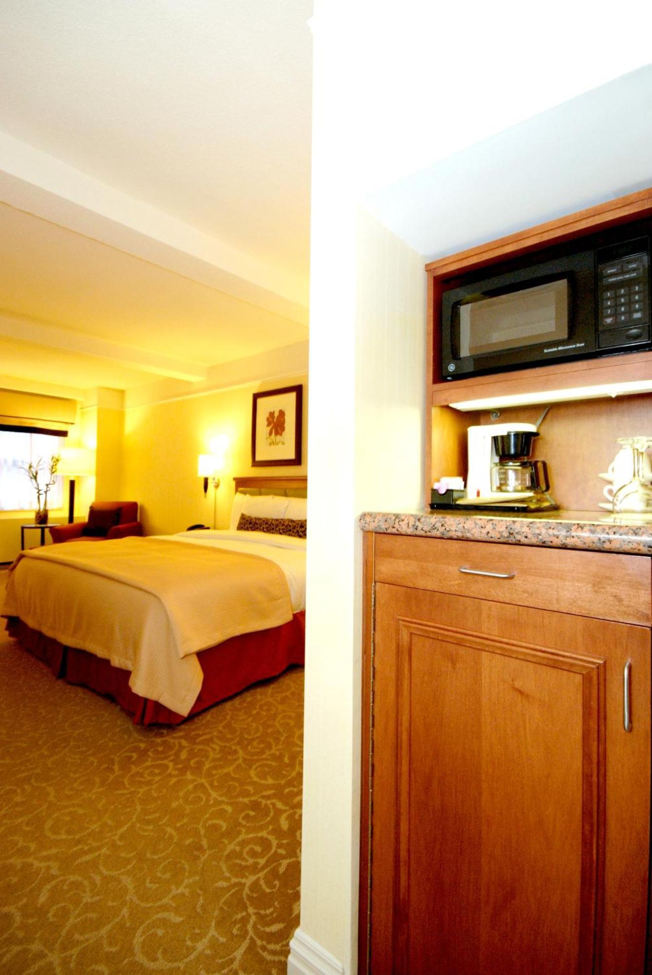 Deluxe Room Queen