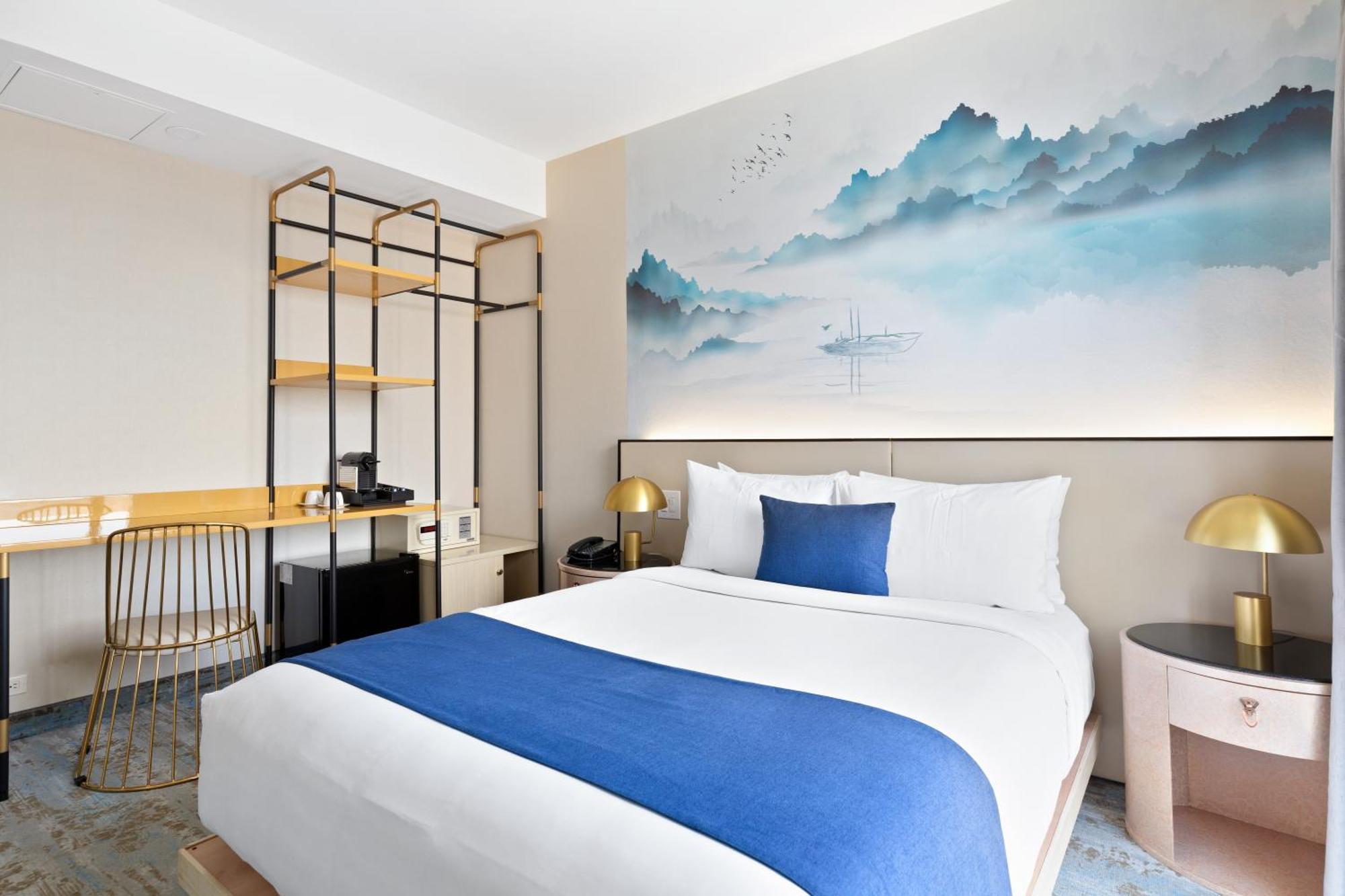 Standard Queen Room