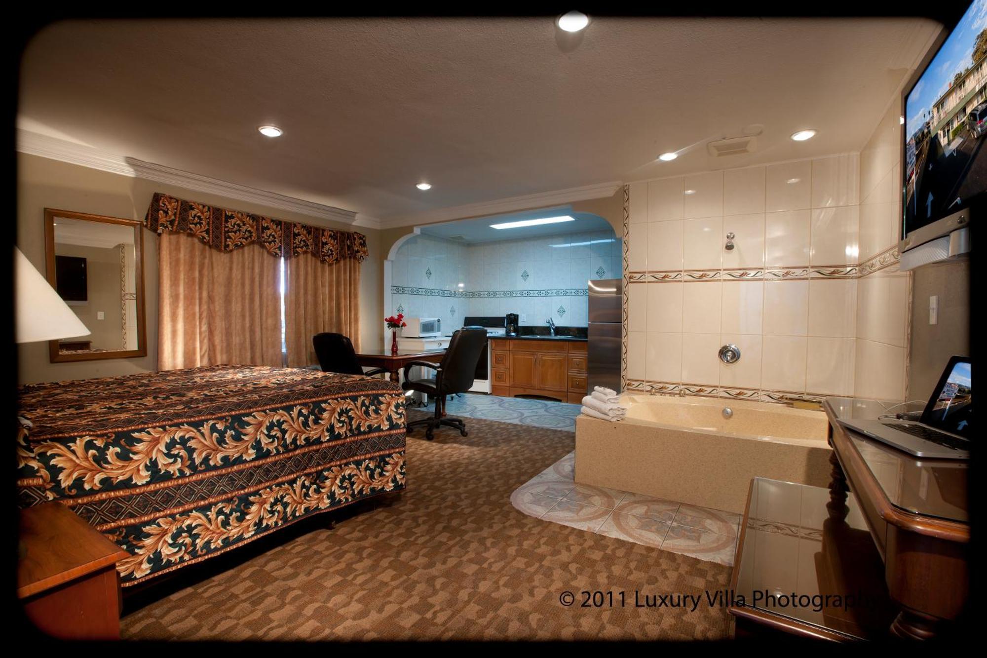 Suite Spa Bath Full Kitchen