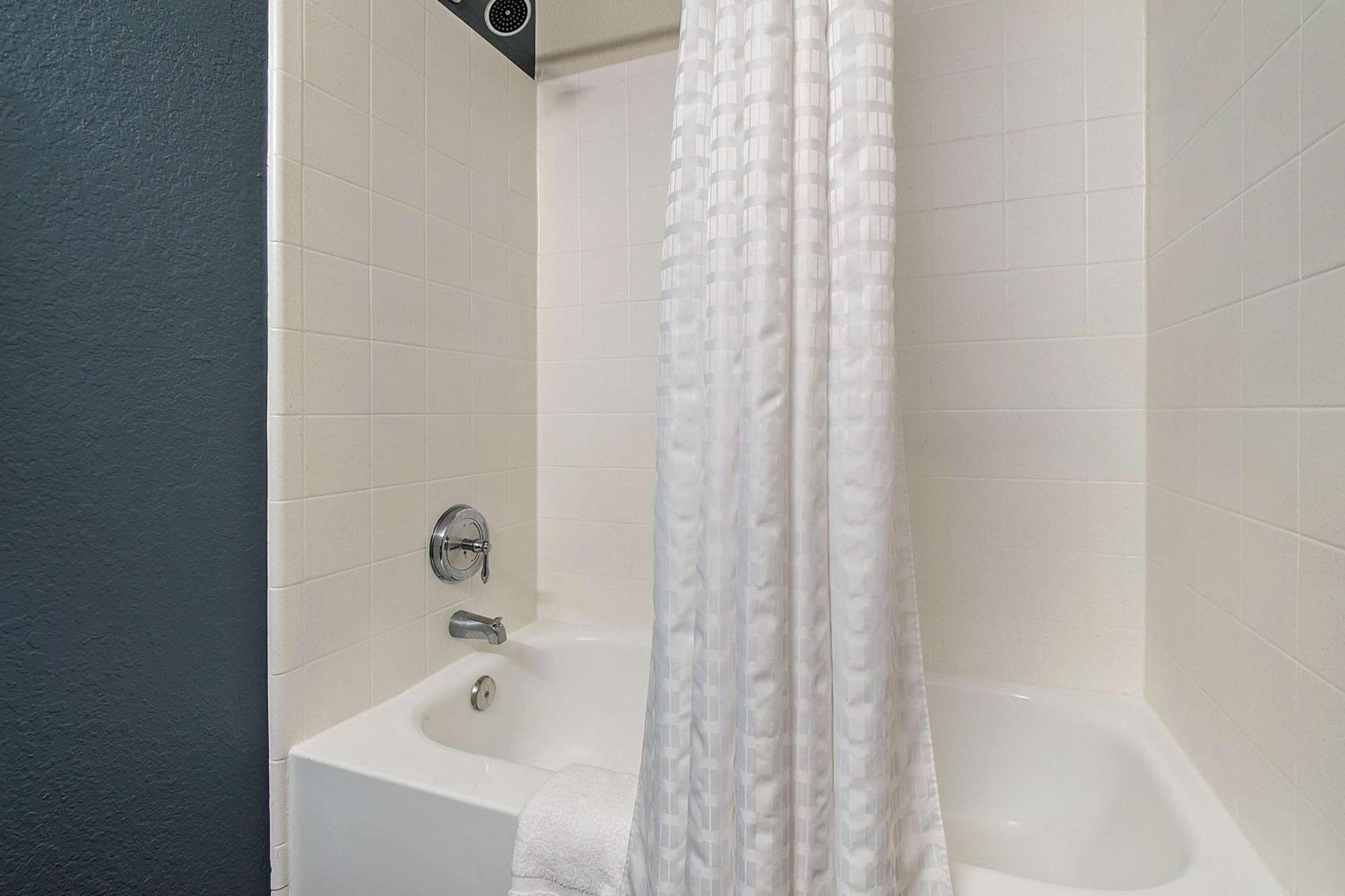 Studio with 2 Double Beds - Hearing Accessible - Non-Smoking