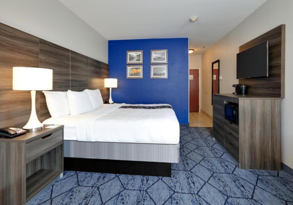 King Room with Bath Tub - Mobility/Hearing Accessible - Non-Smoking