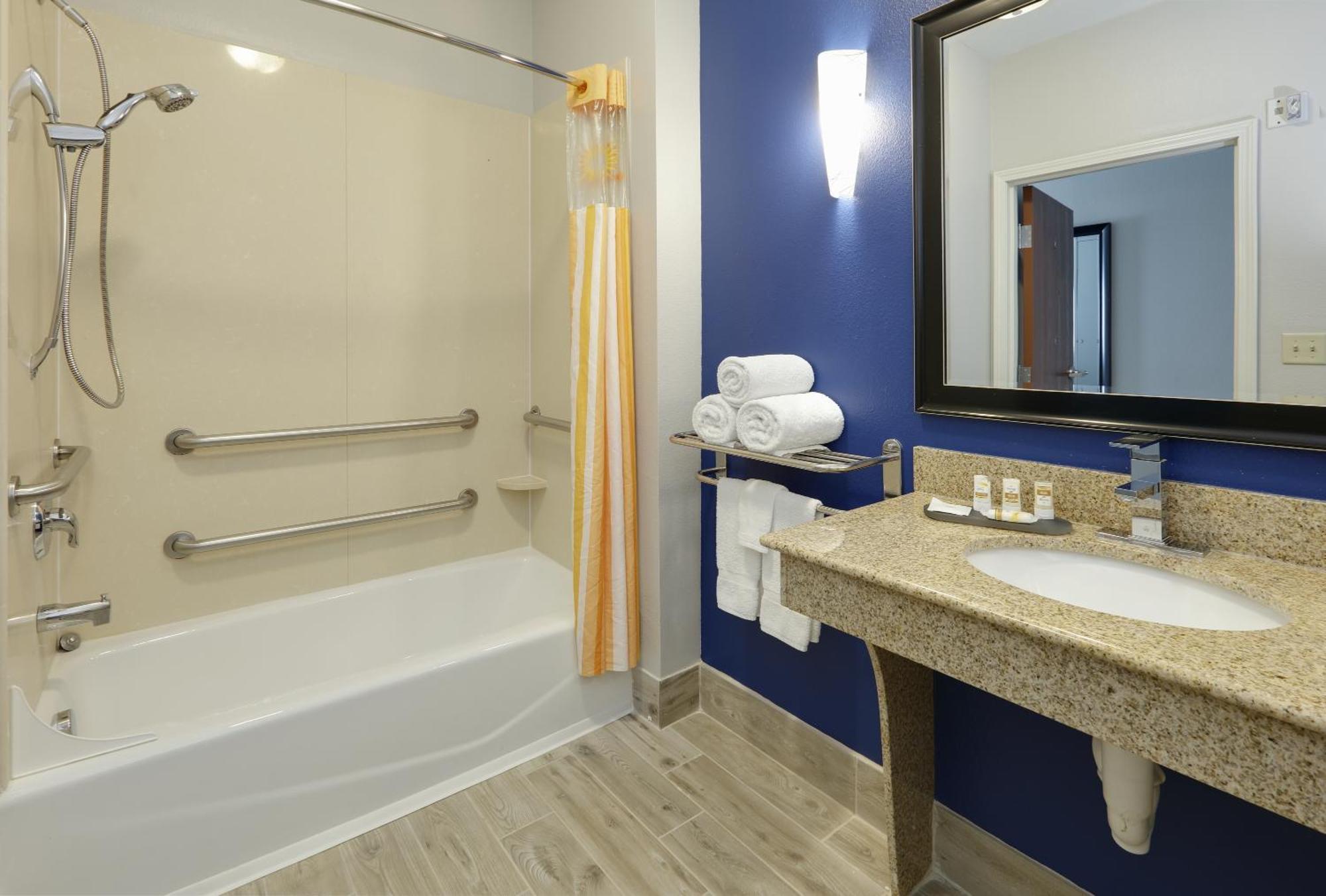 Two Queen Beds - Mobility and Hearing Impaired Access/Non-Smoking