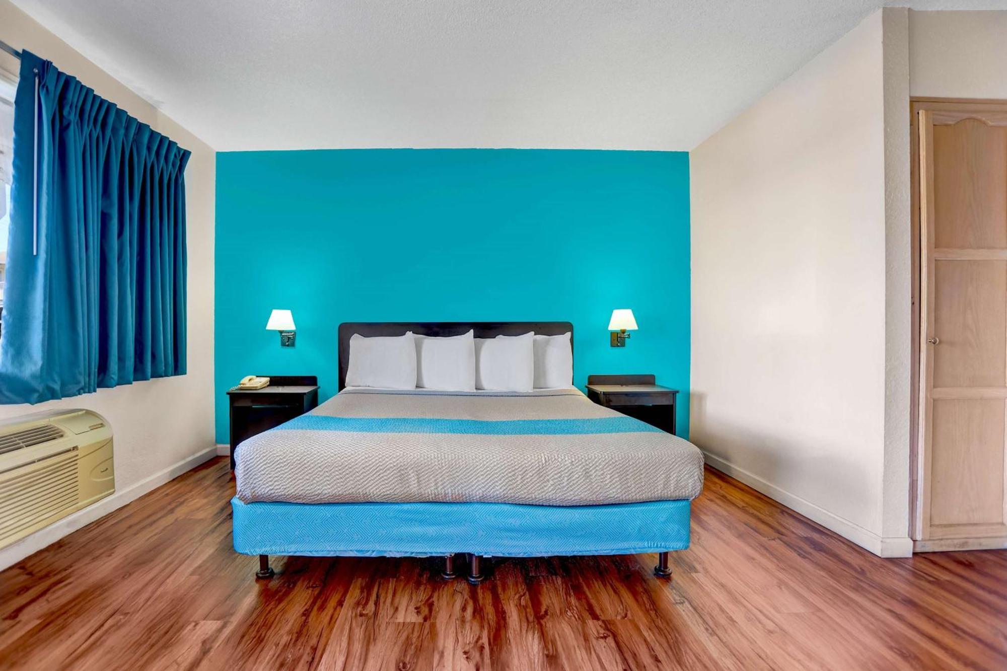 King Room with Roll-In Shower - Disability Access