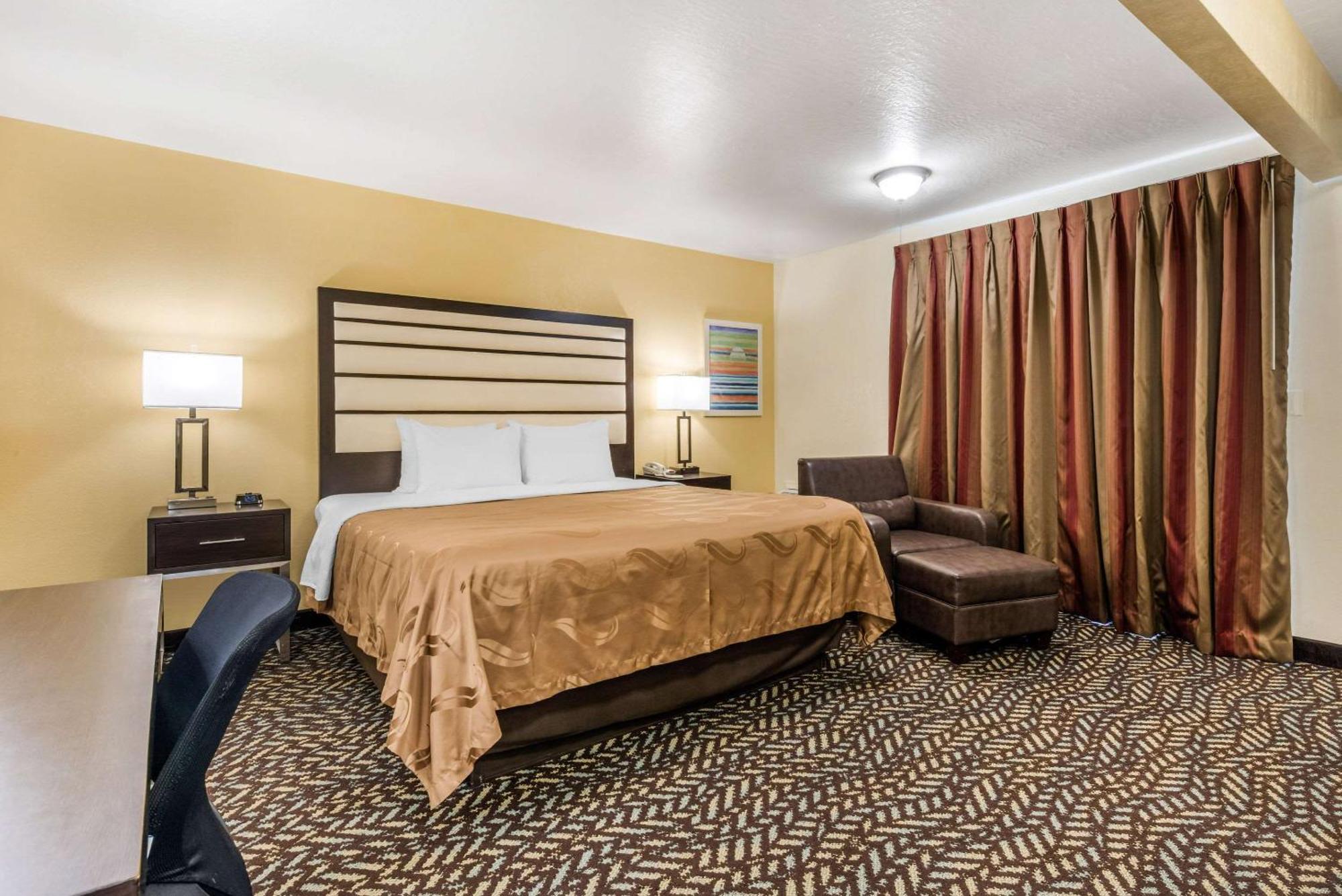King Room with Balcony - Non-Smoking