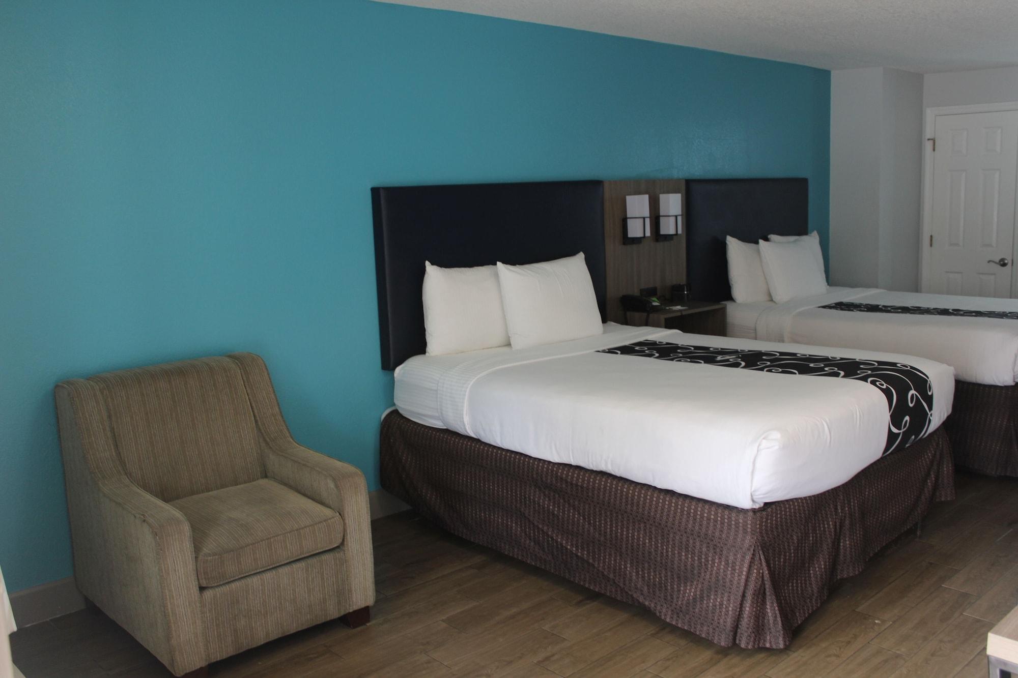 Queen Room Two Queen Beds City View Non-Smoking