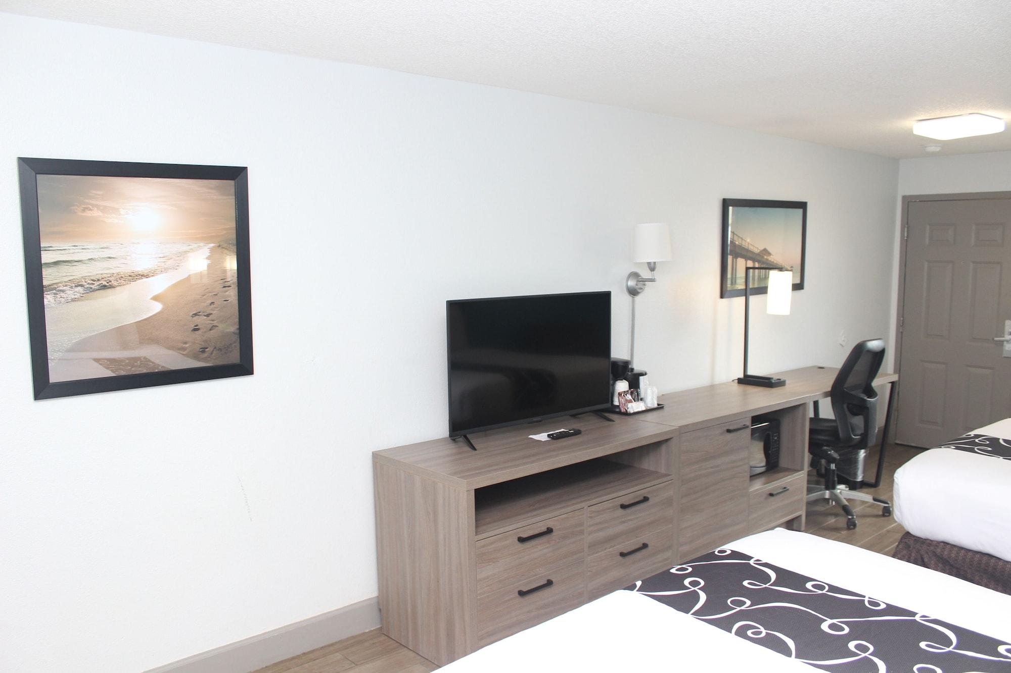 Queen Room Two Queen Beds City View Non-Smoking