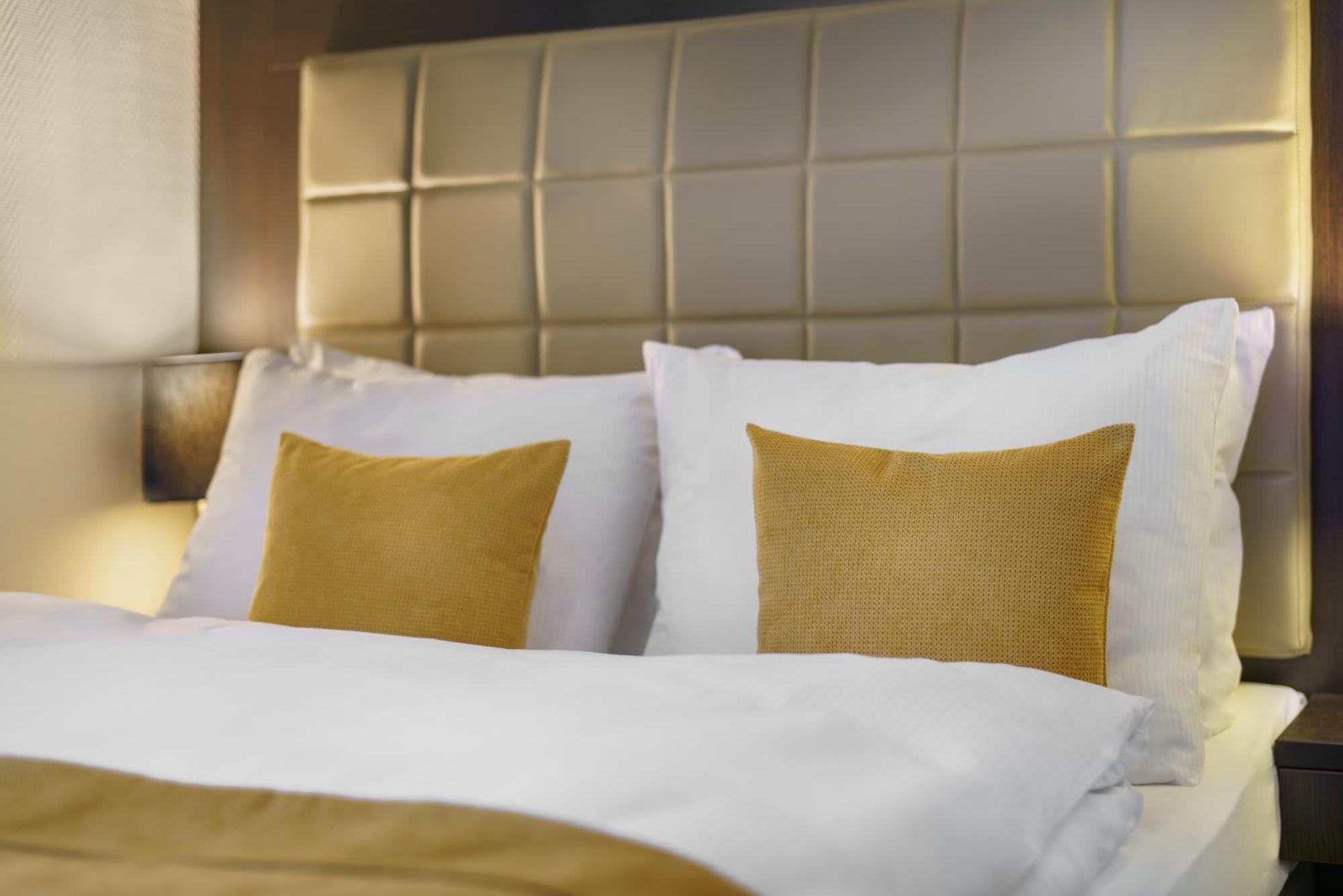 Small Double Room Queen-size bed