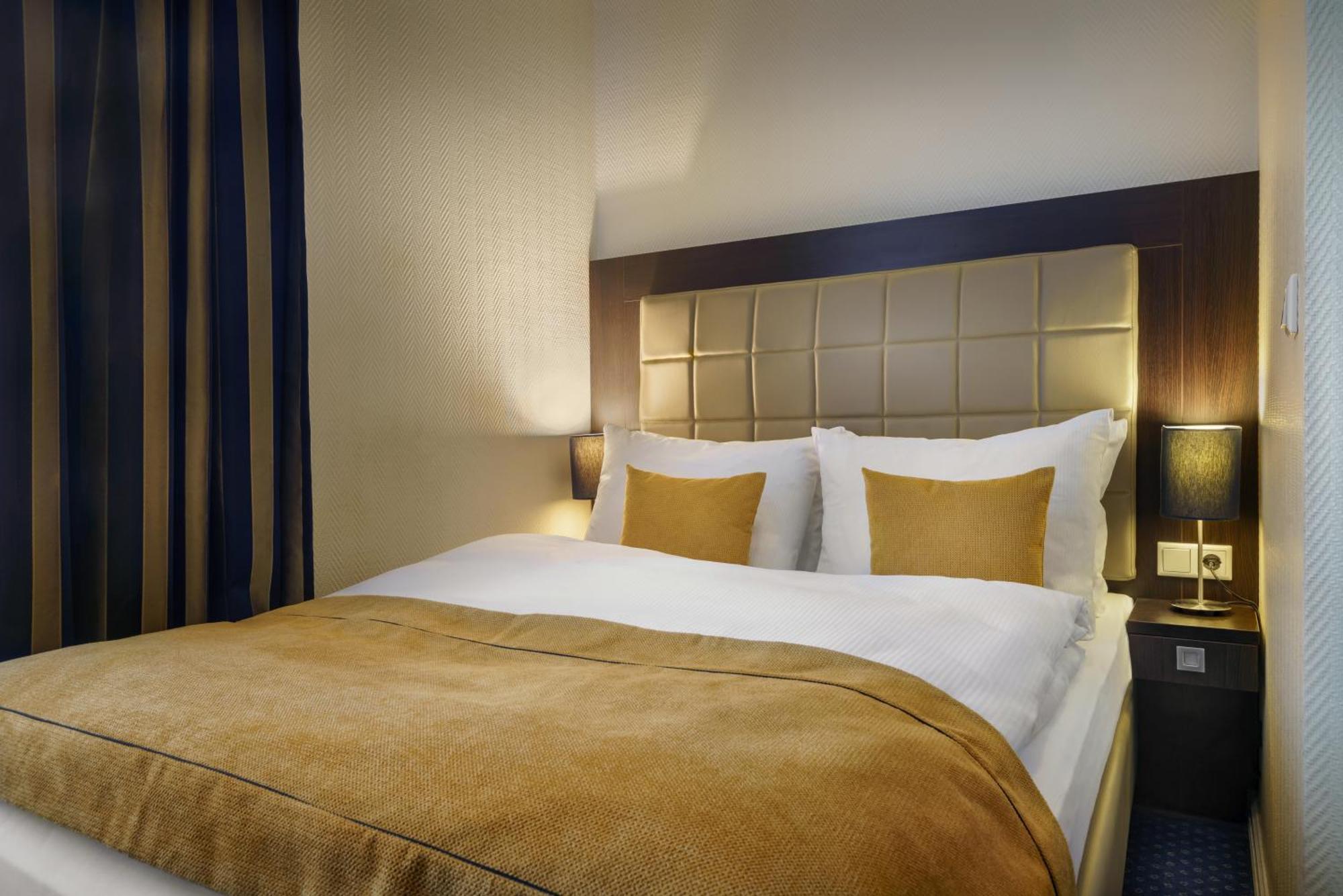 Small Double Room Queen-size bed