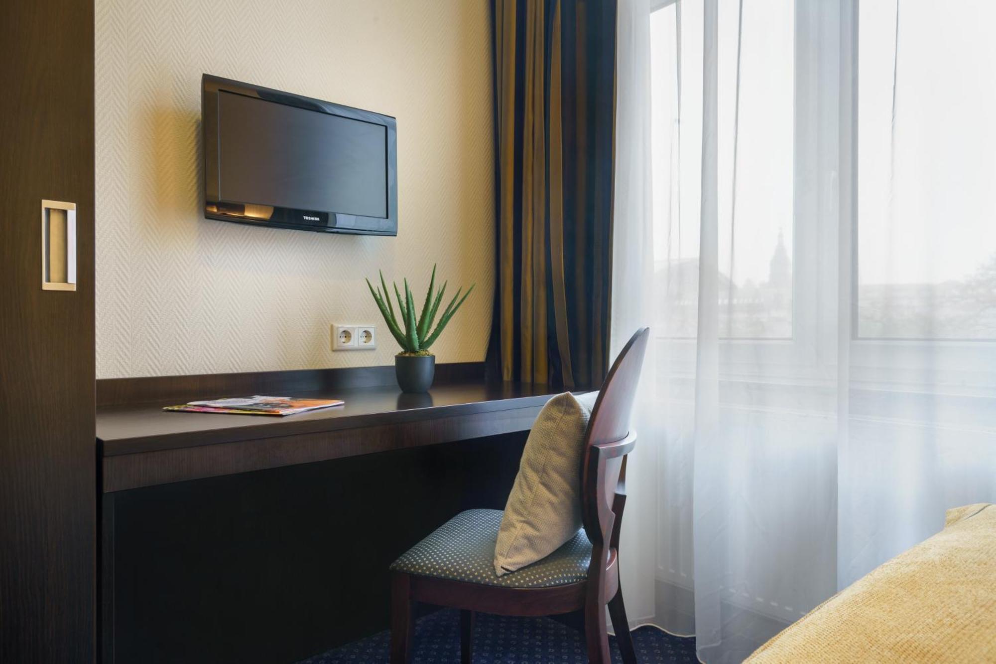 Small Double Room Queen-size bed