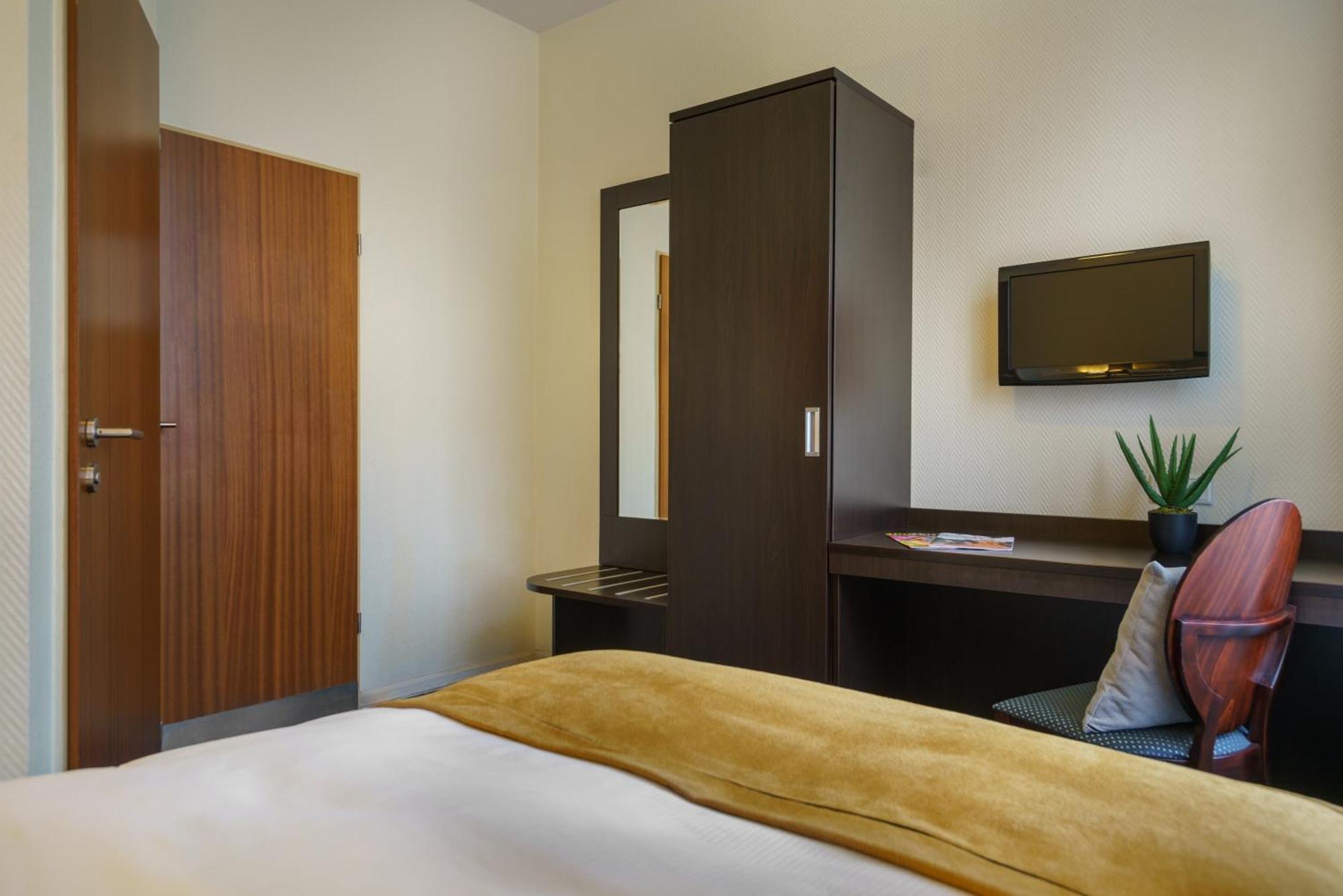 Small Double Room Queen-size bed