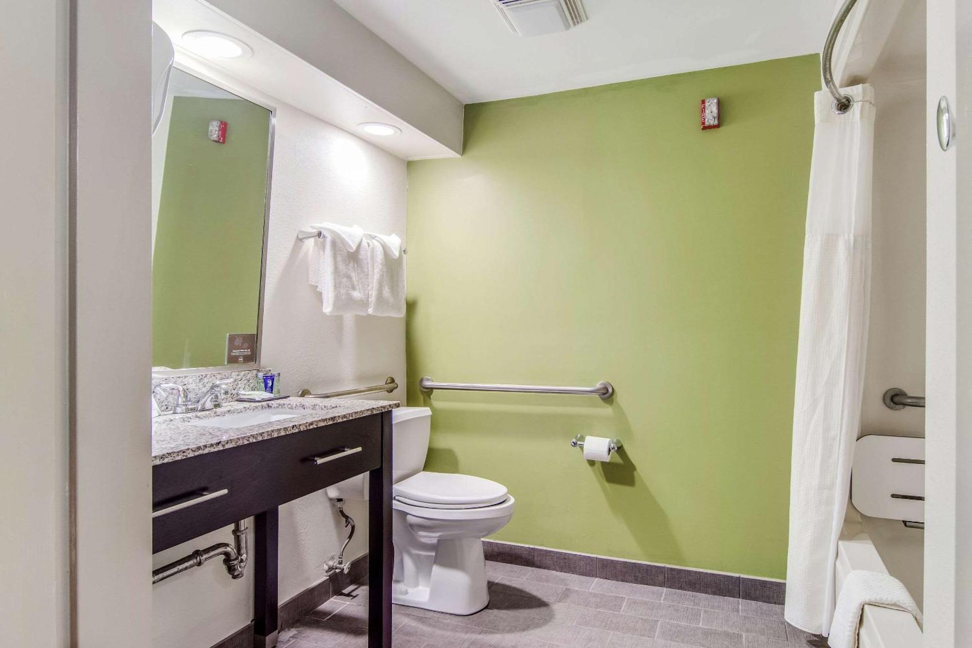 Queen Room Accessible or Non-Smoking