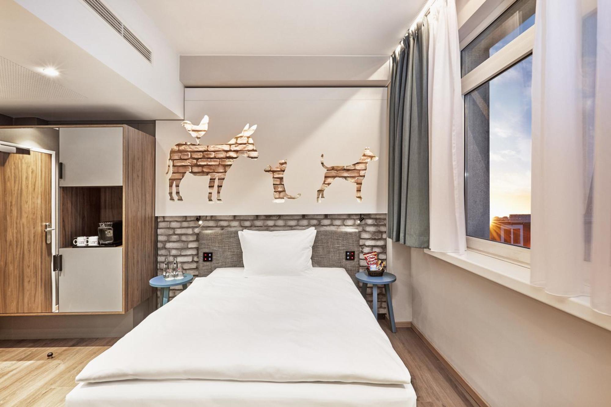 Standard Queen Room