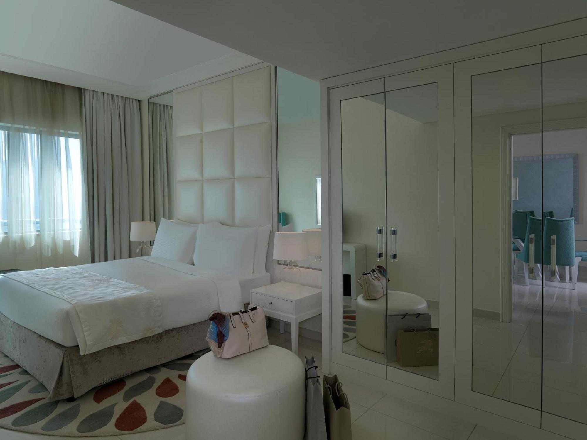 One Bedroom City View King kitchenette Private Balcony