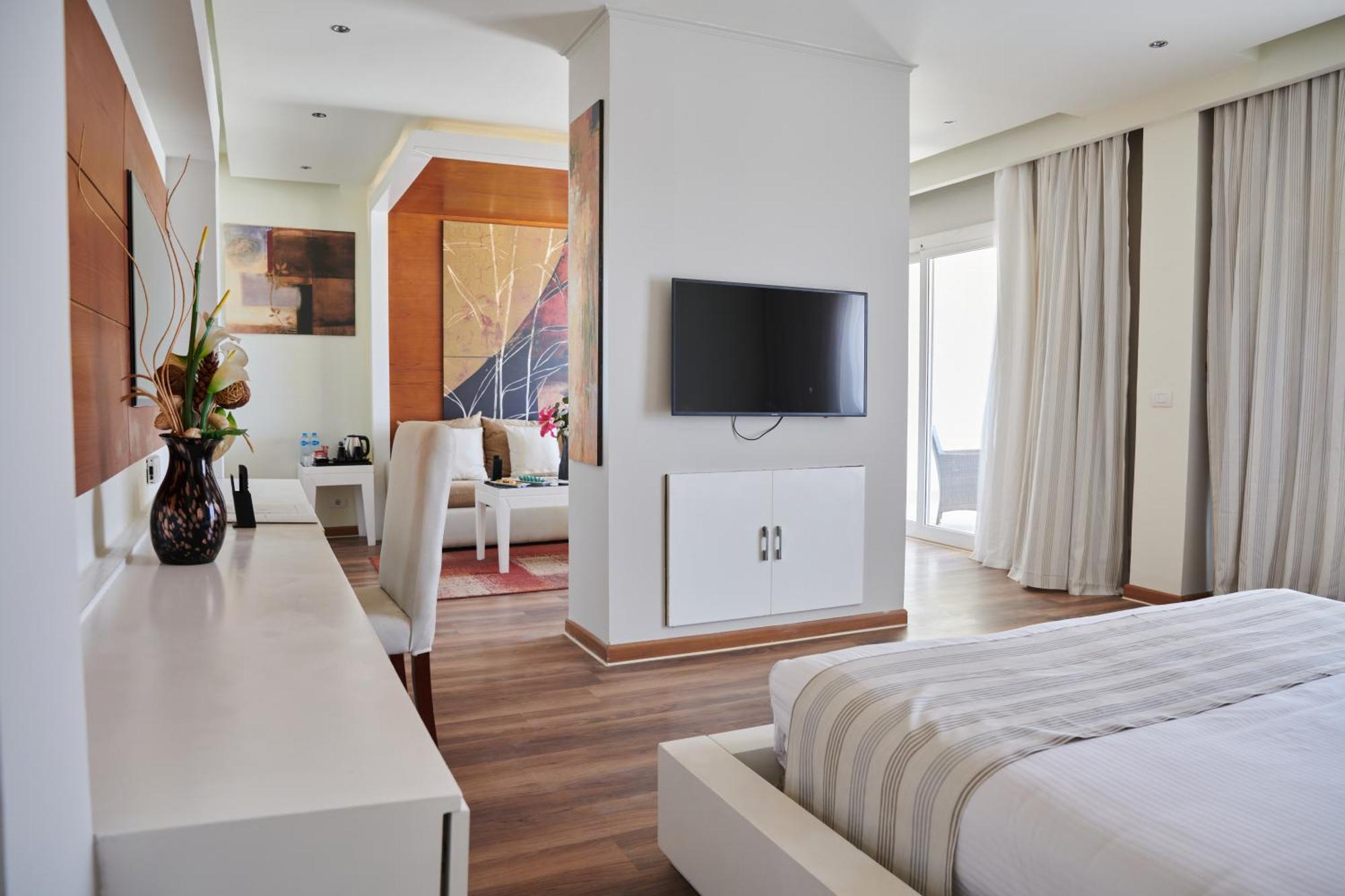 Deluxe Suite Posh Club