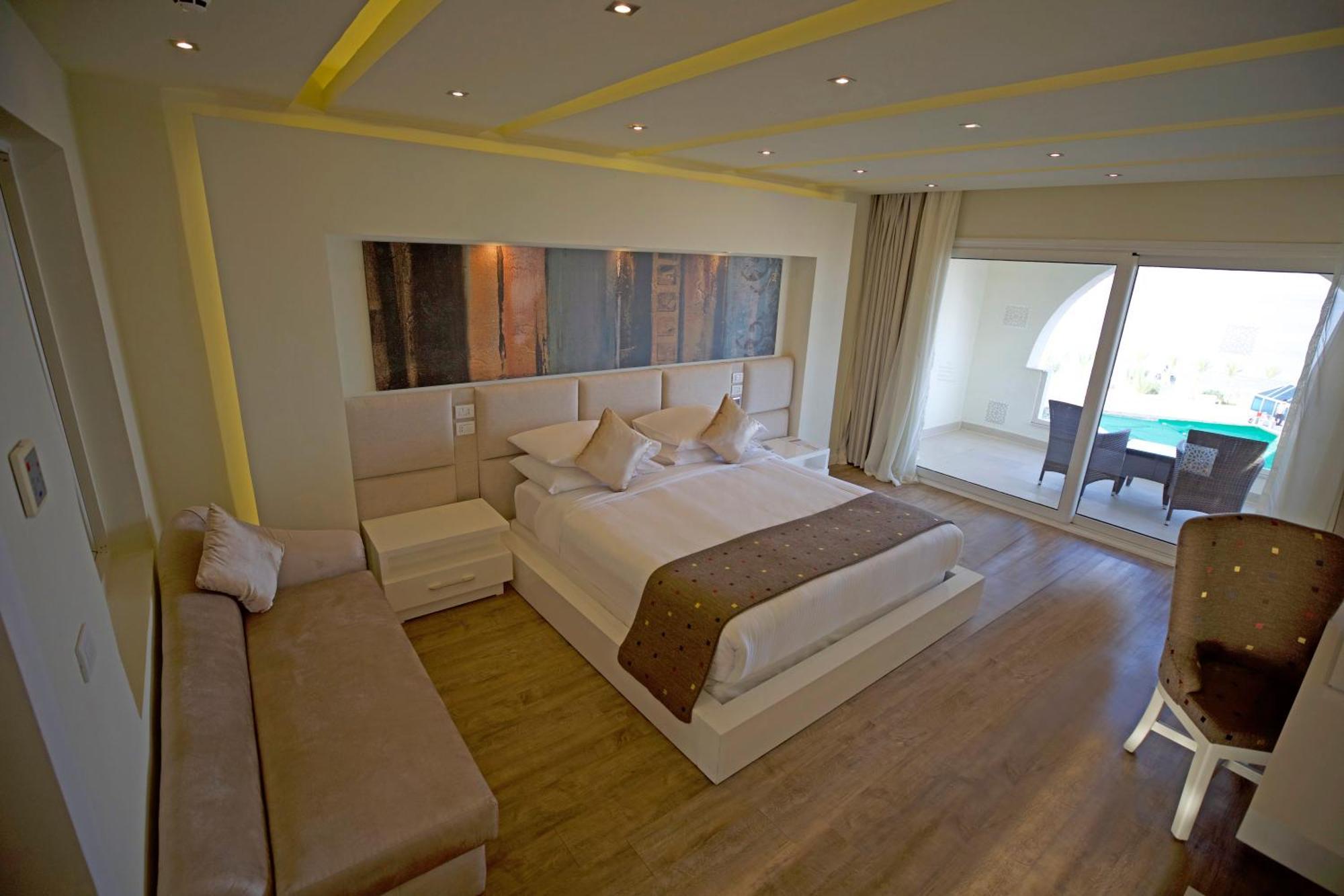 Deluxe Suite Posh Club