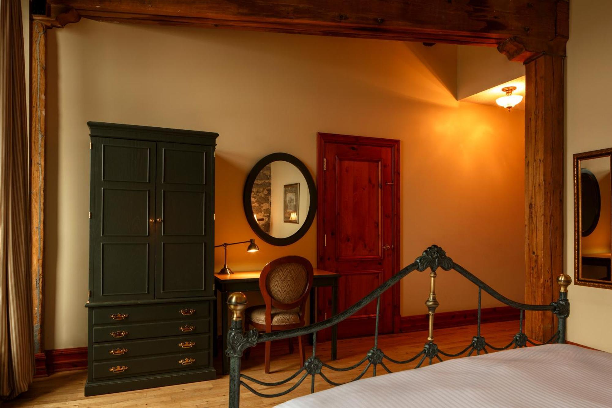 Signature Queen Room St Laurent River Front