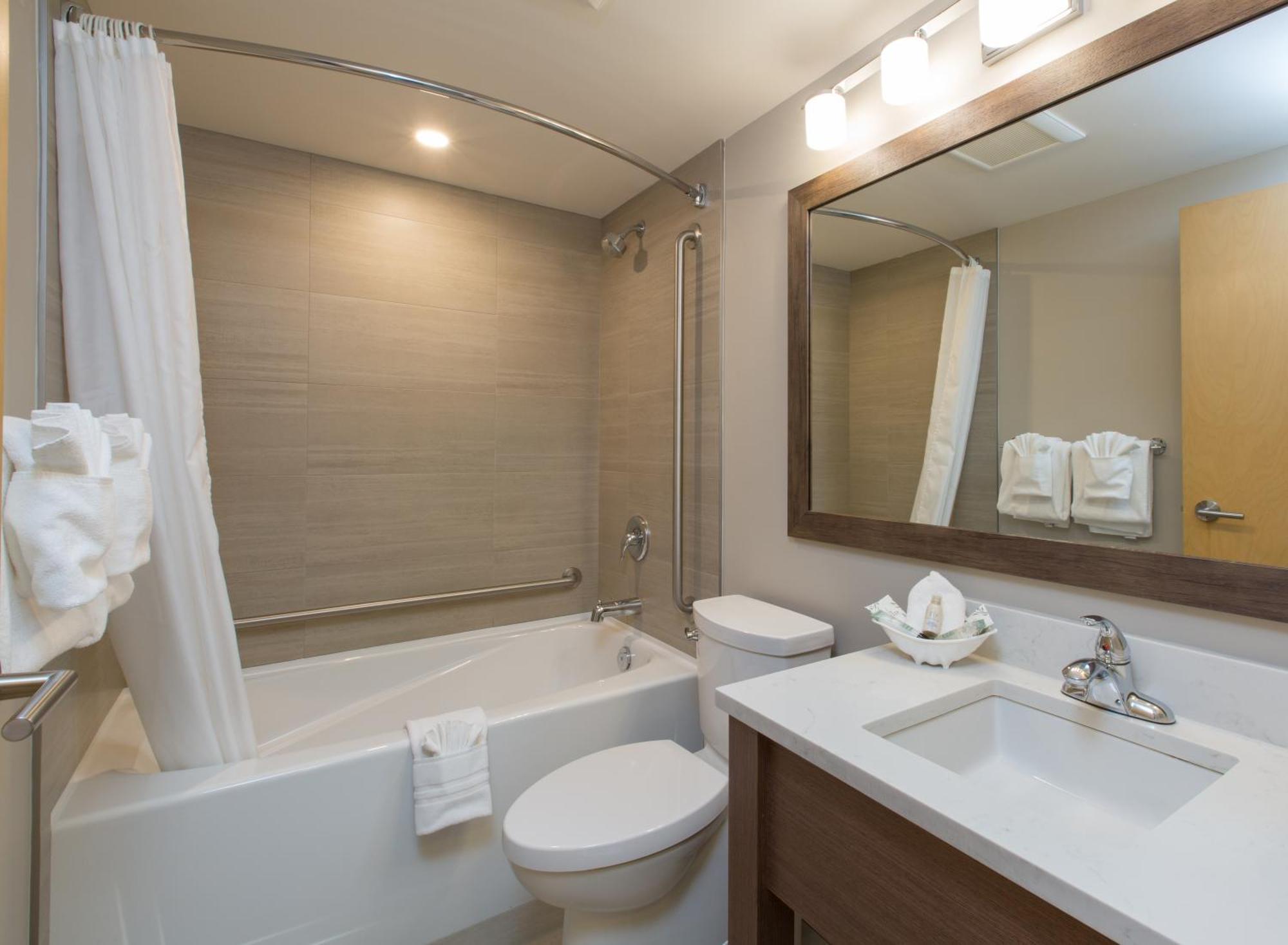 Traditional 1 Queen Kitchenette