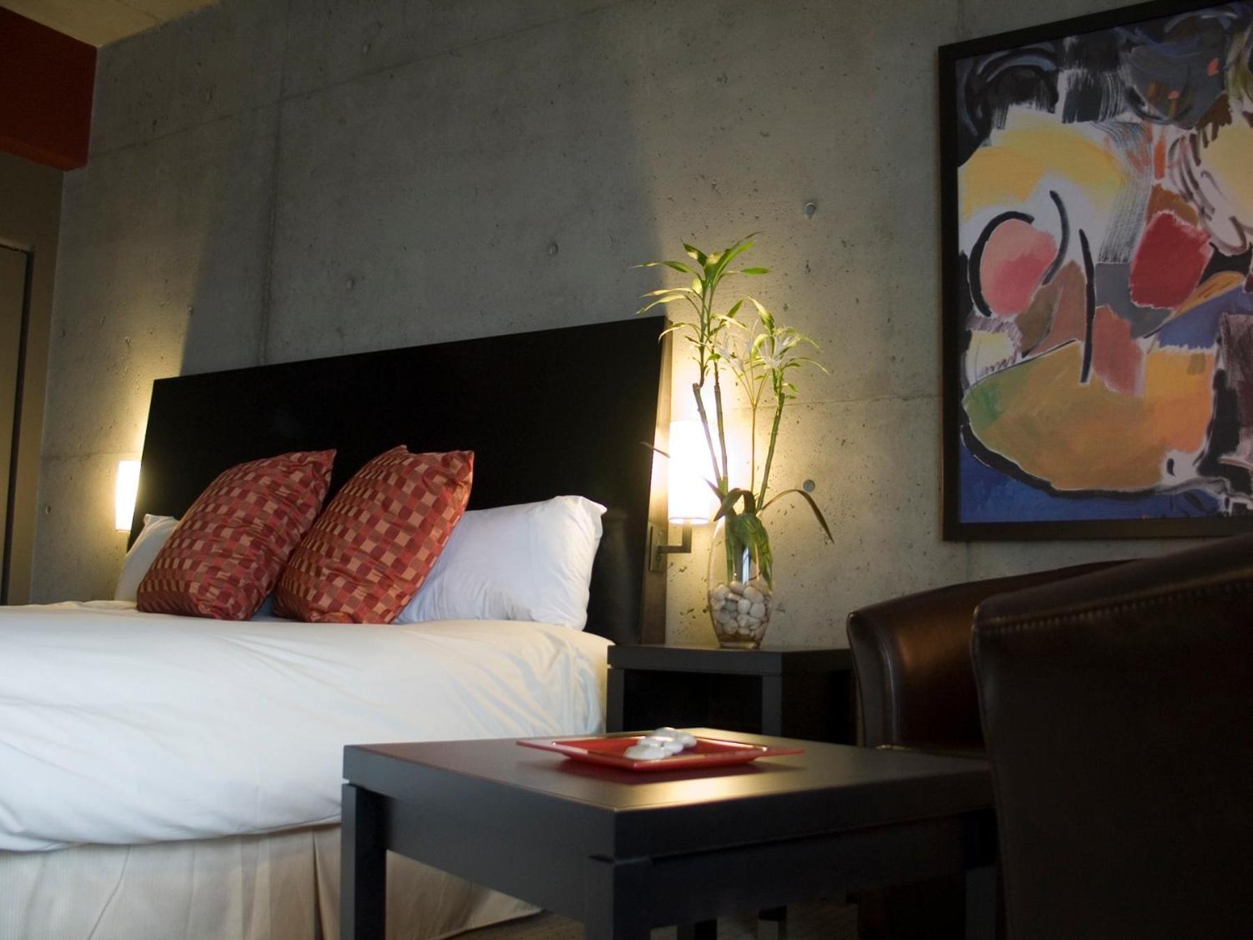 Grand Comfort One Queen Bed Room