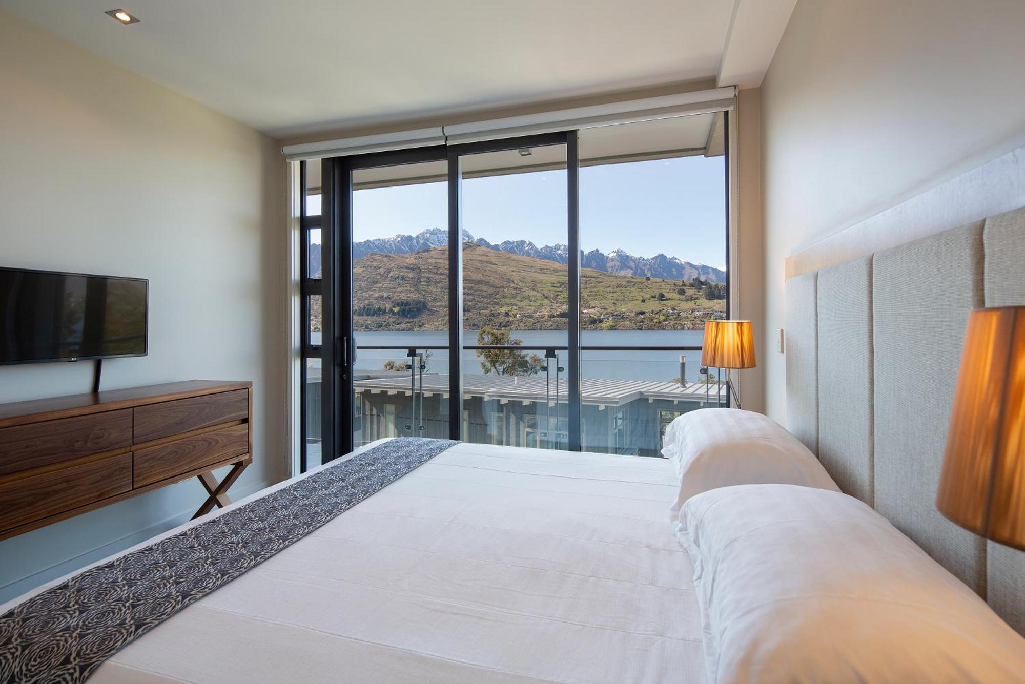 One-Bedroom Apartment Lake View