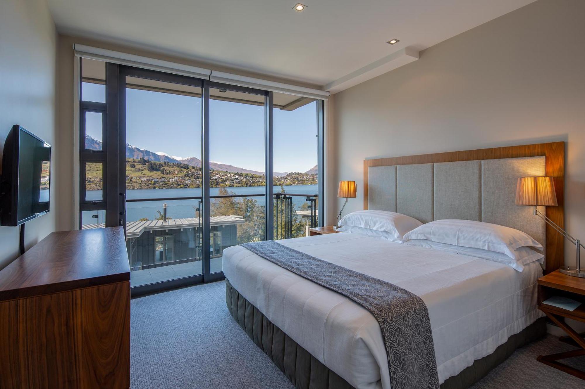 One-Bedroom Apartment Lake View