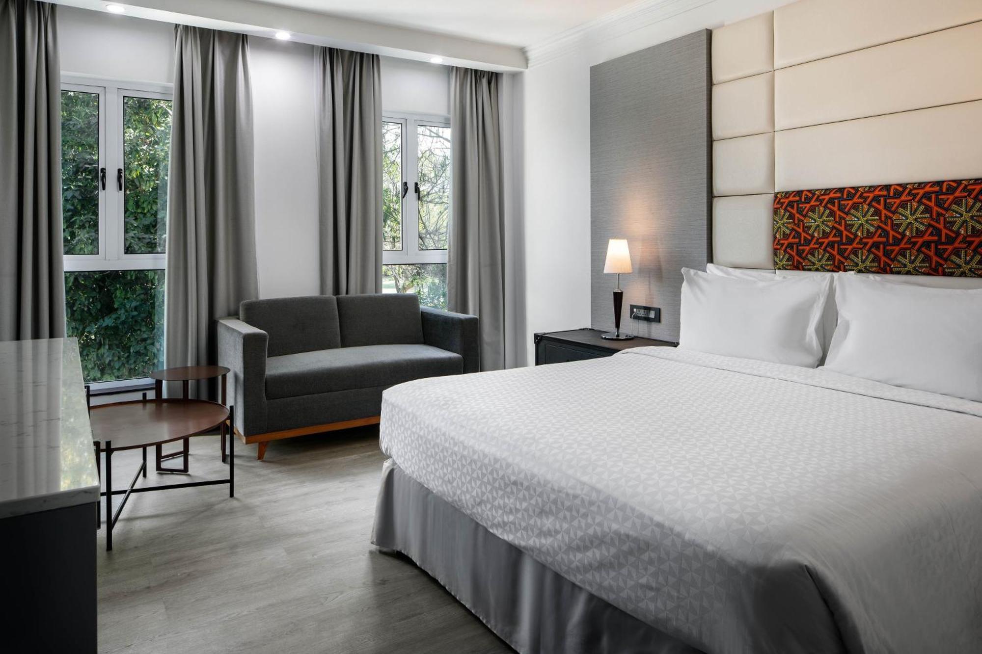 Deluxe King Room Limited View