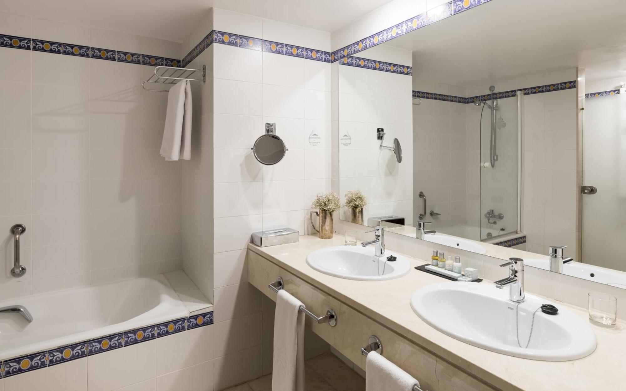 Habitación Doble con cama supletoria (2 adultos + 1 niño) - 2 camas