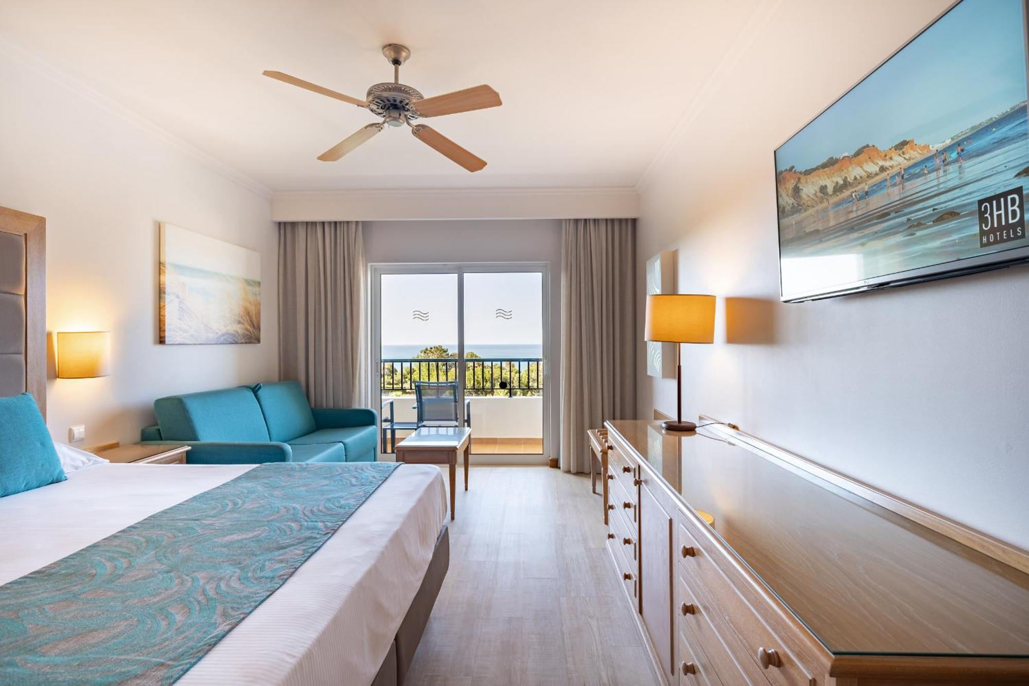 Quarto Familiar com Vista Piscina