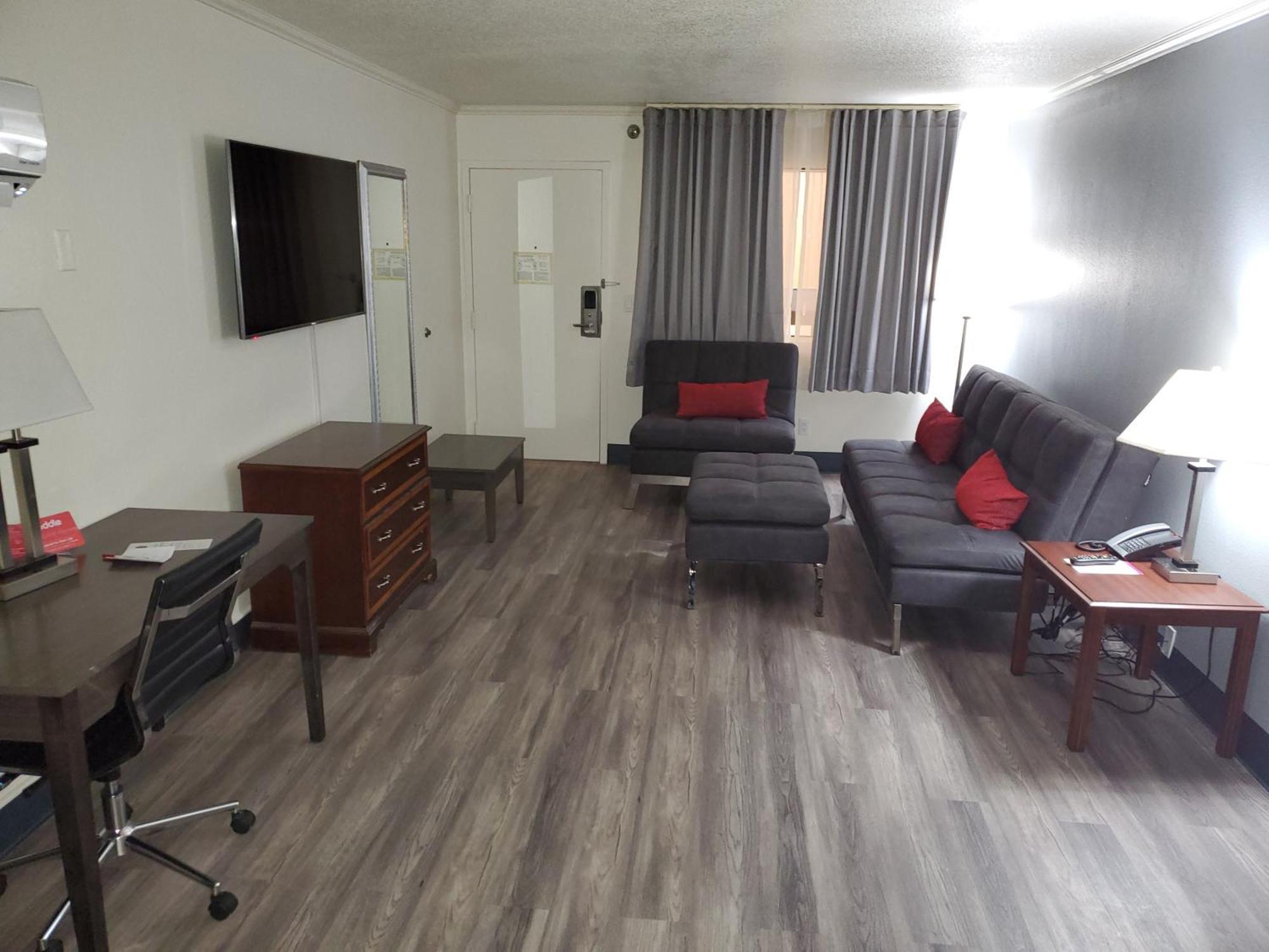 Suite Two Queen Beds Non-Smoking