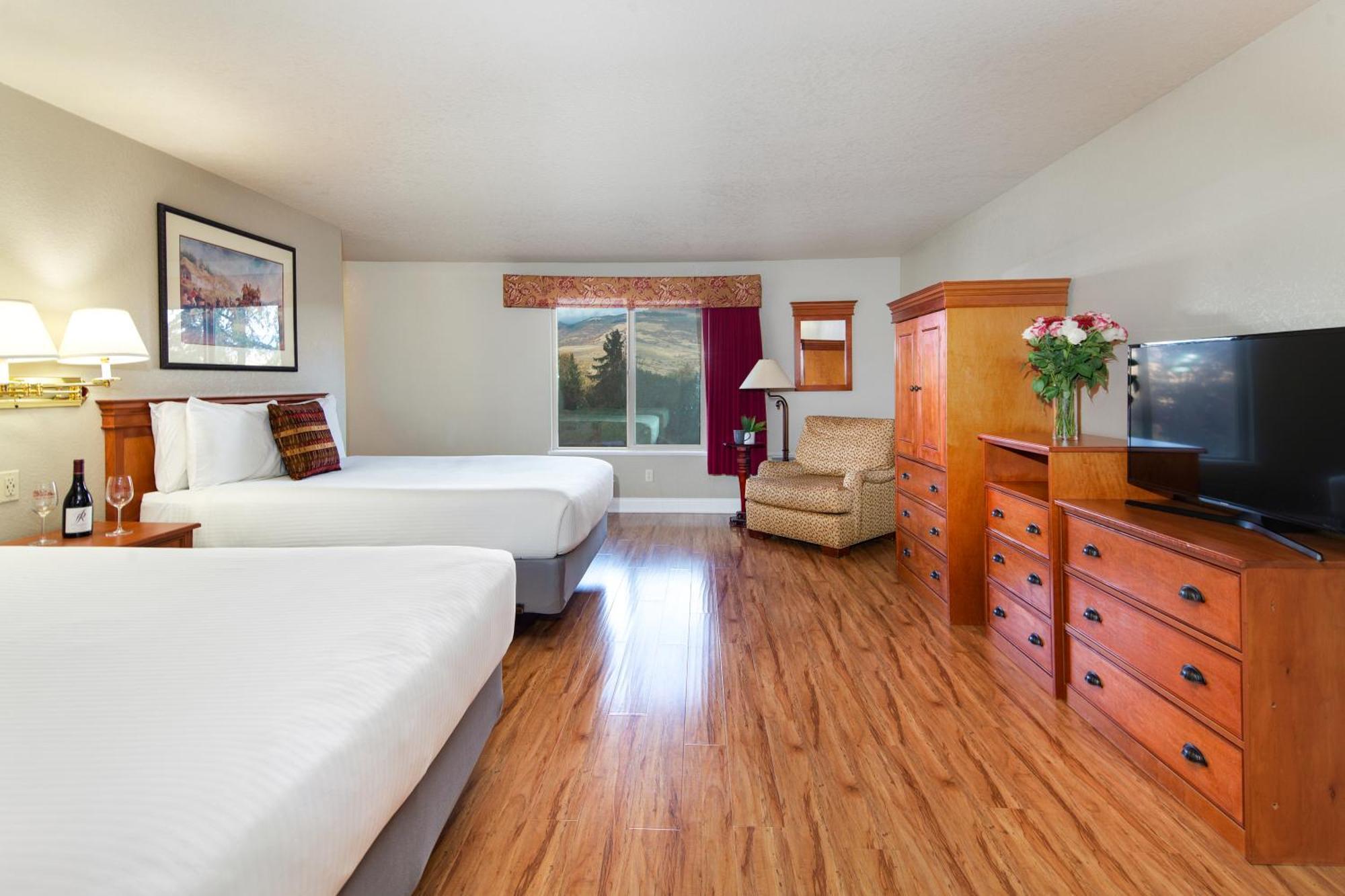 Queen Room Two Queen Beds Kitchenette