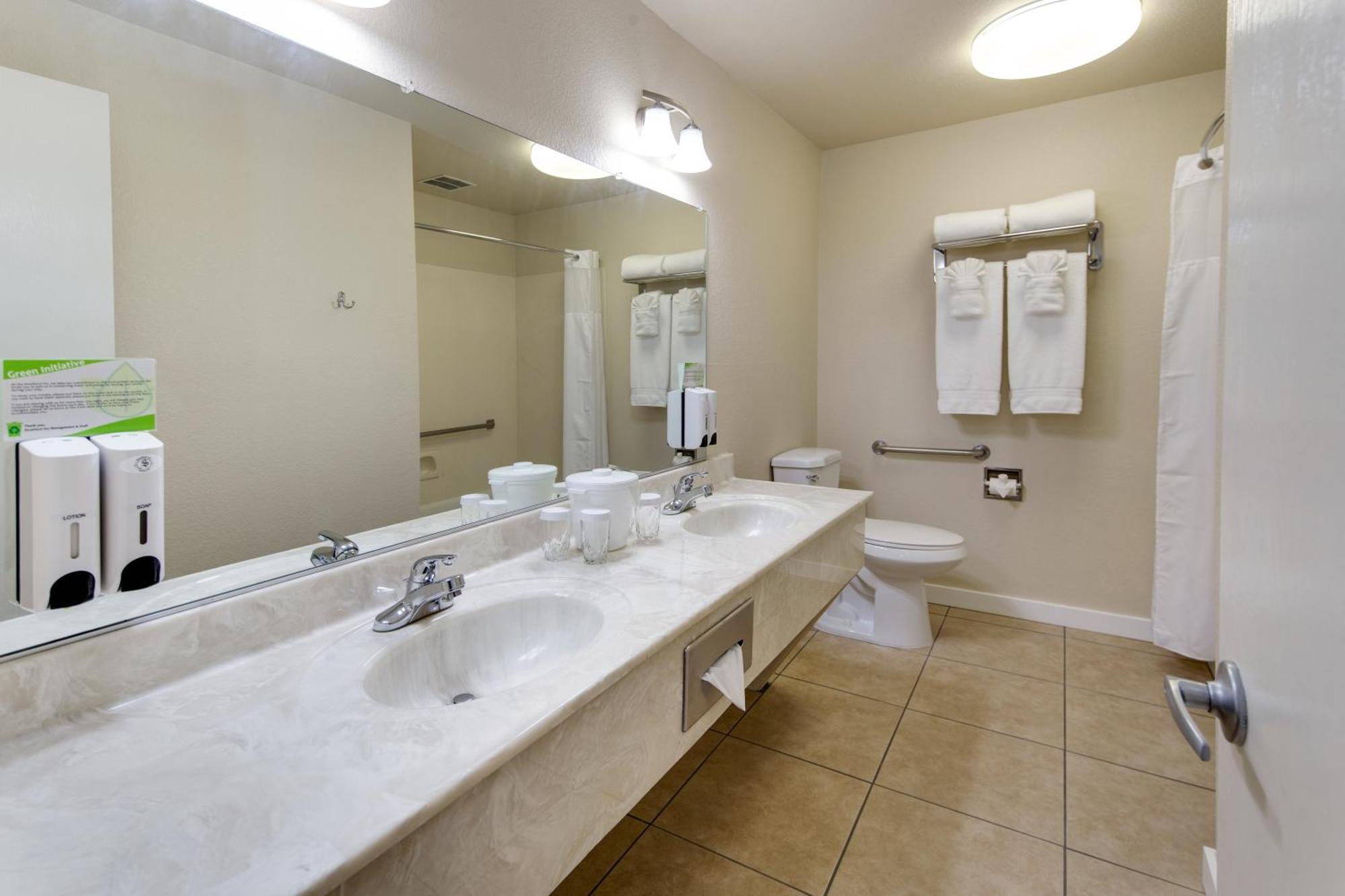Queen Room Two Queen Beds Kitchenette