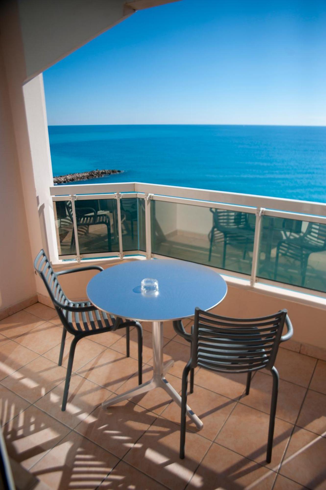 Camera Matrimoniale con Terrazza e Vista Mare