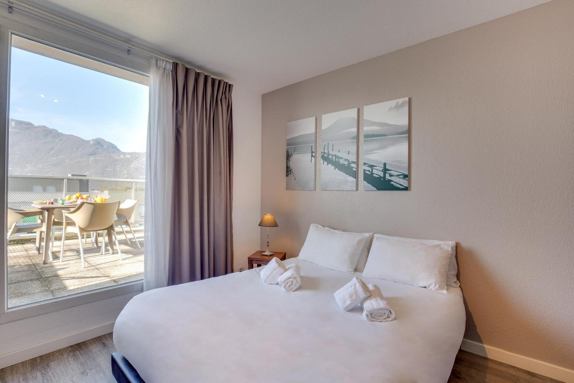 Studio Terrace Lake View