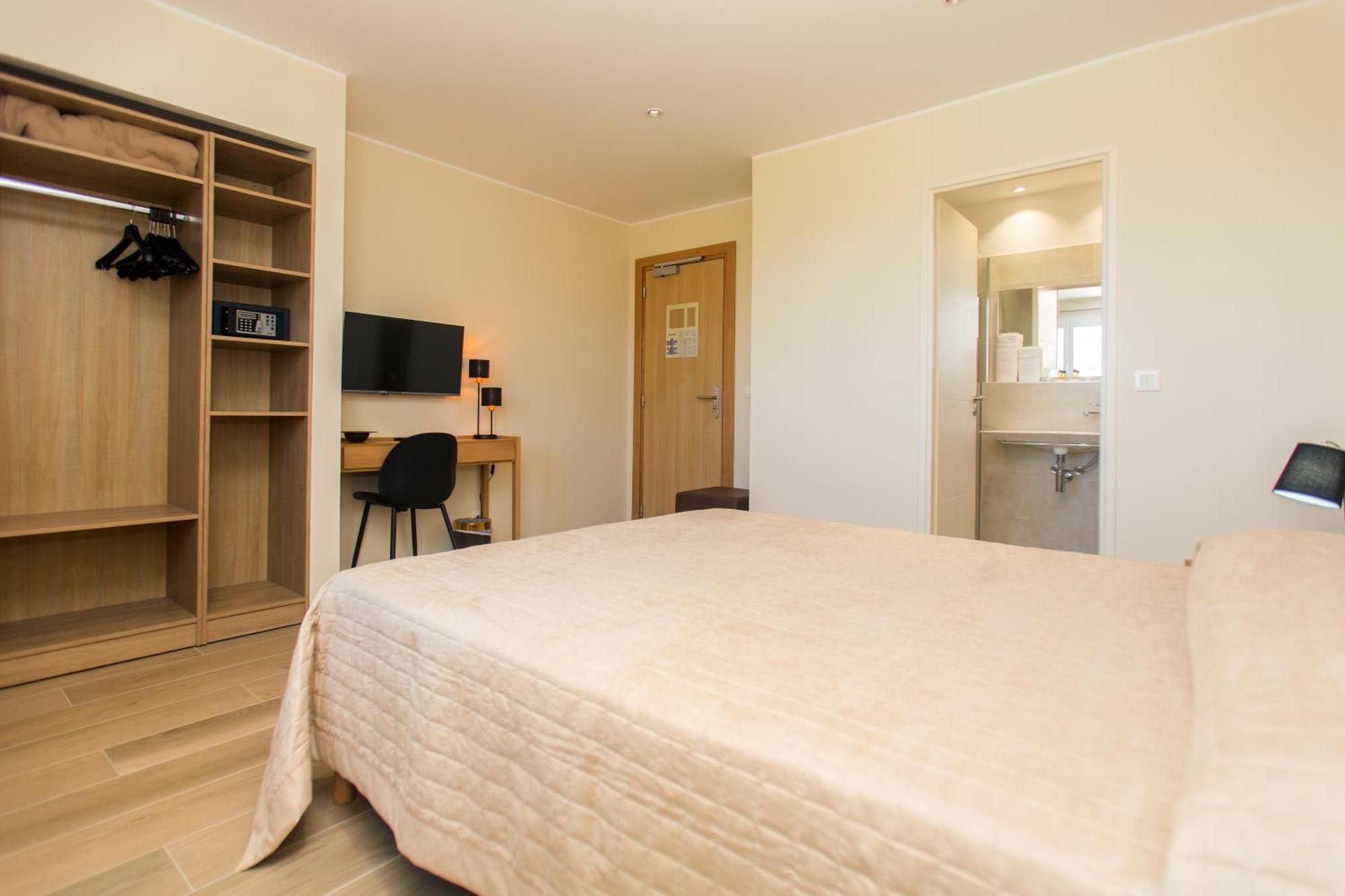 Comfort Double Room with Mountain or Garden View,1014847171:JPEG