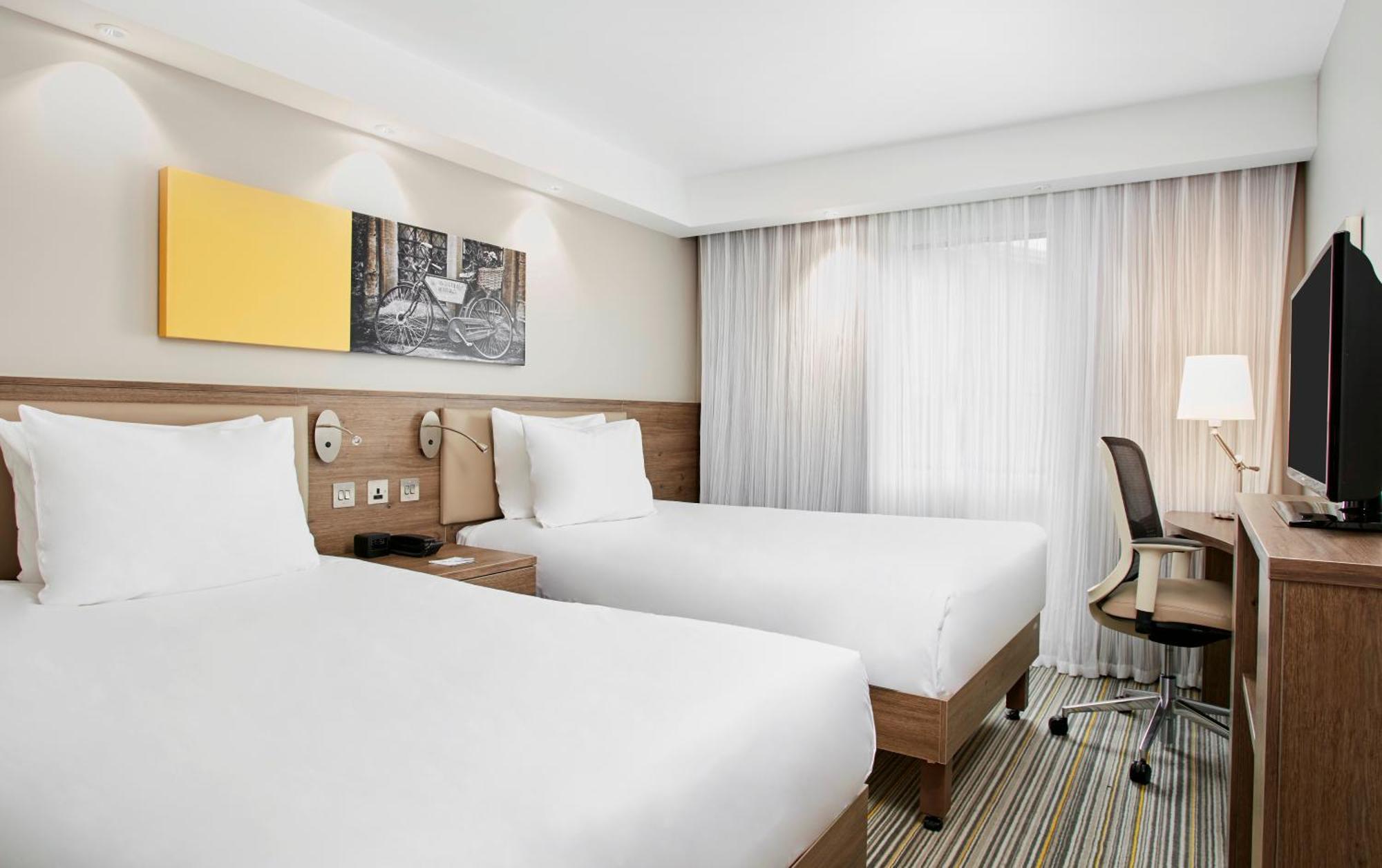 Quarto com 2 Camas de Solteiro
