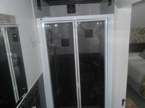 Quadruple Room Shower