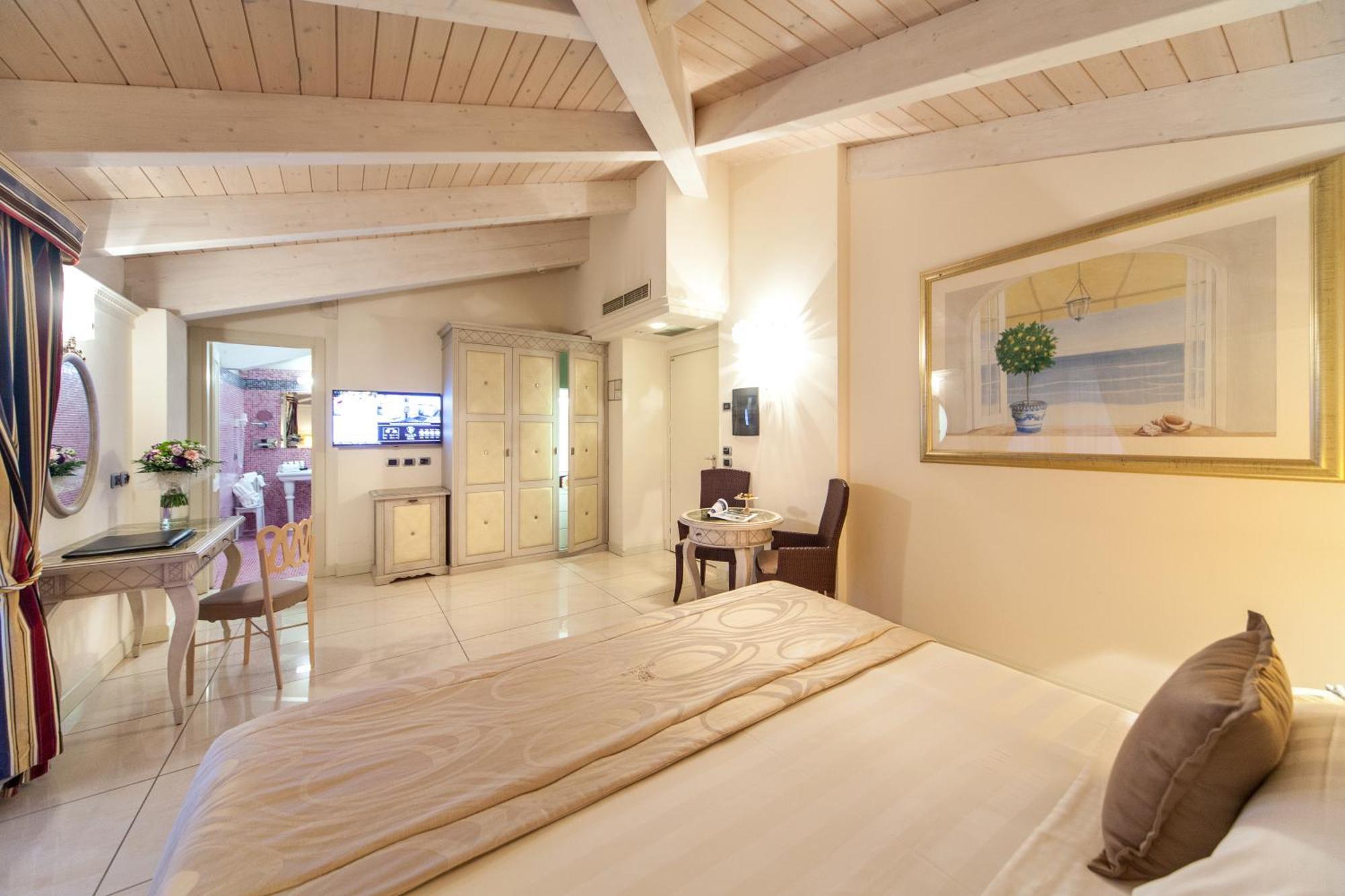 Deluxe Double or Twin Room Sea View