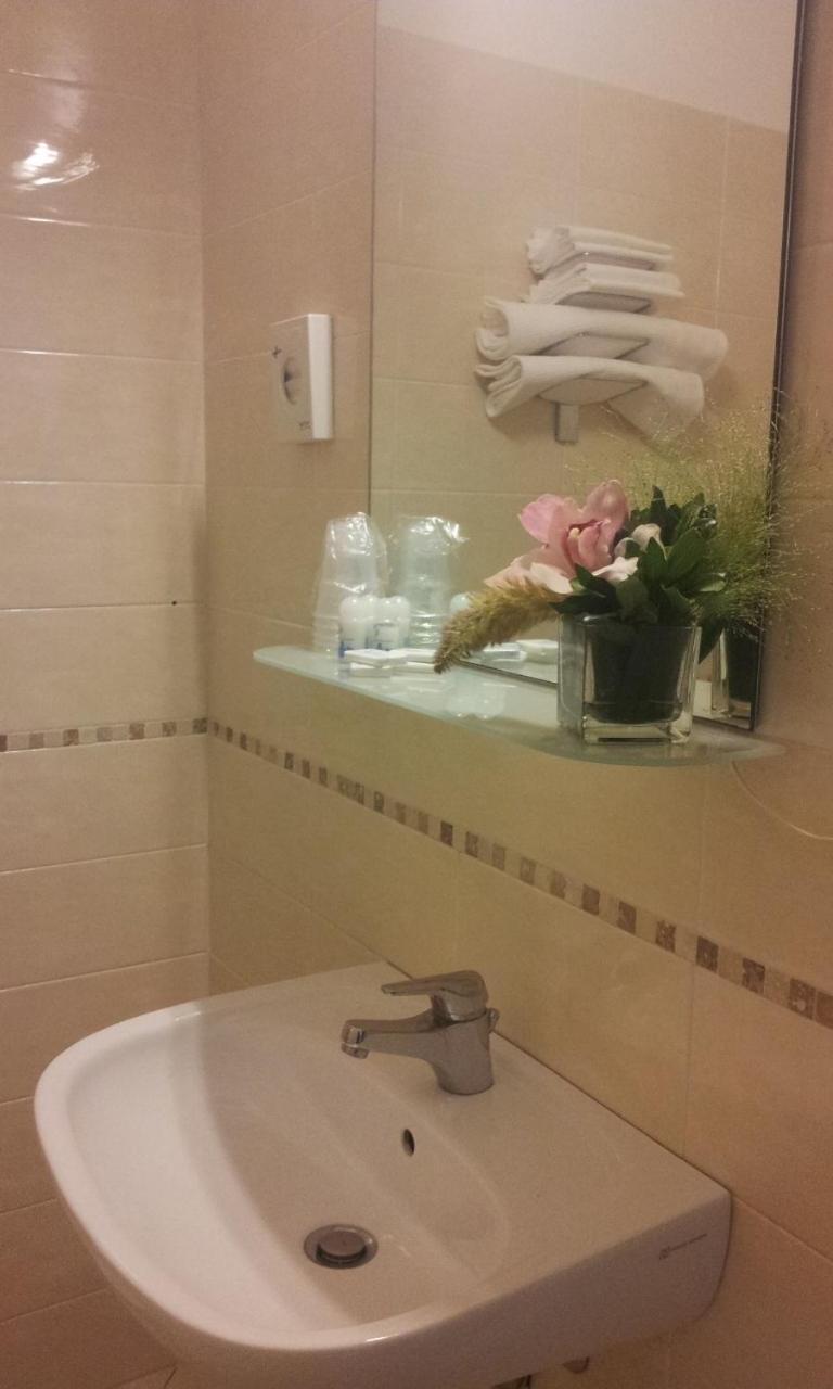 Double or Twin Room Private External Bathroom