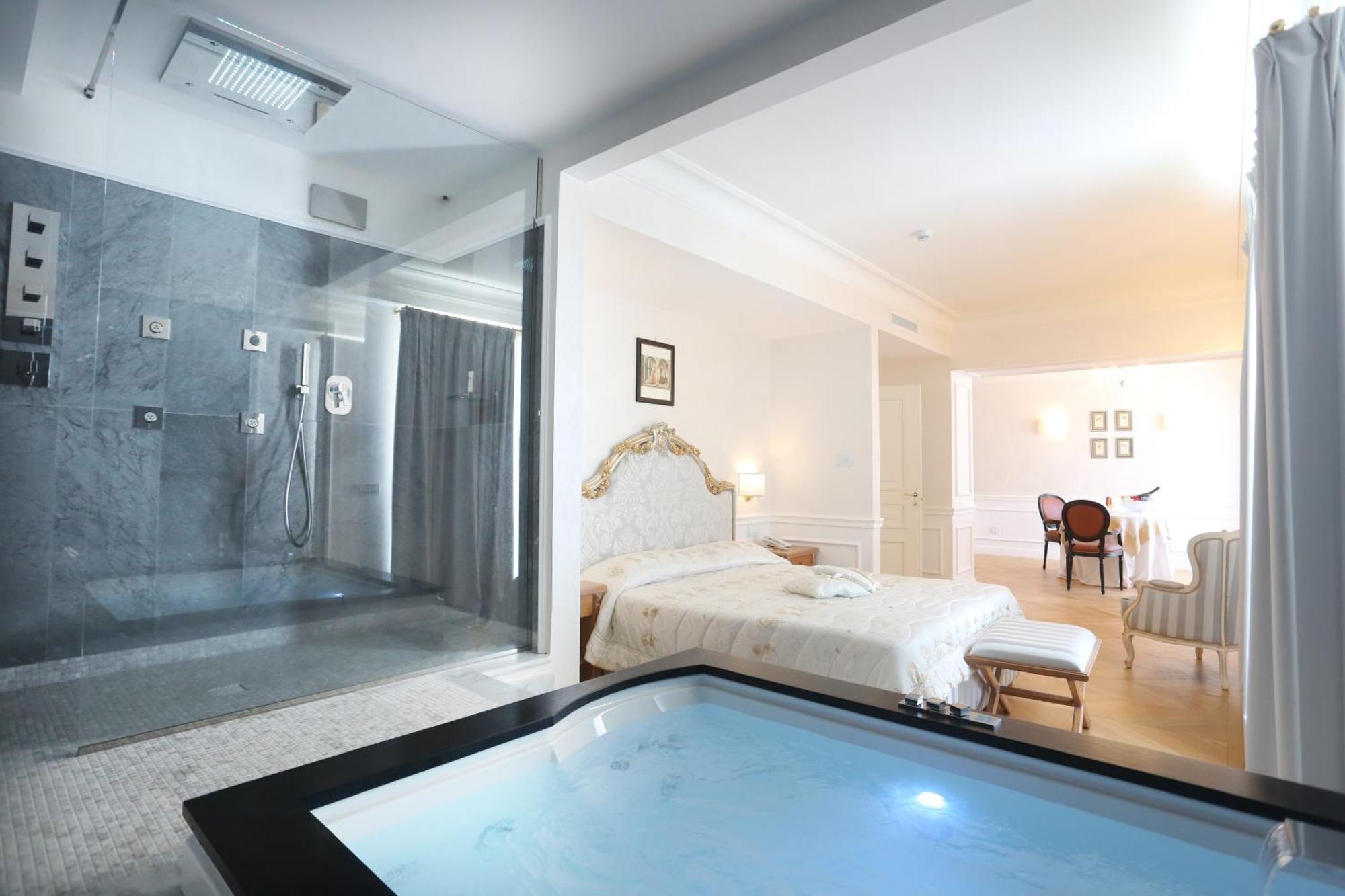 Deluxe Suite Spa Bath