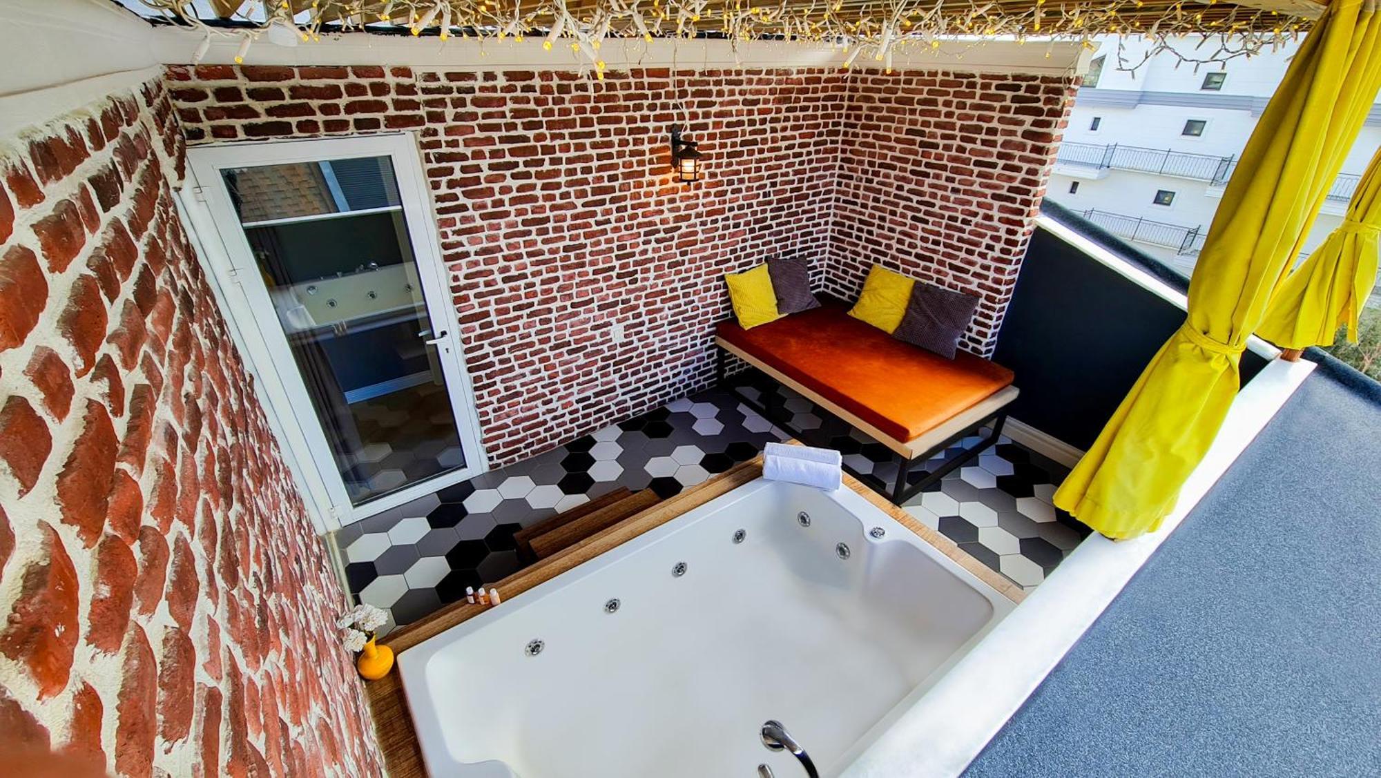 Deluxe Suite Spa Bath