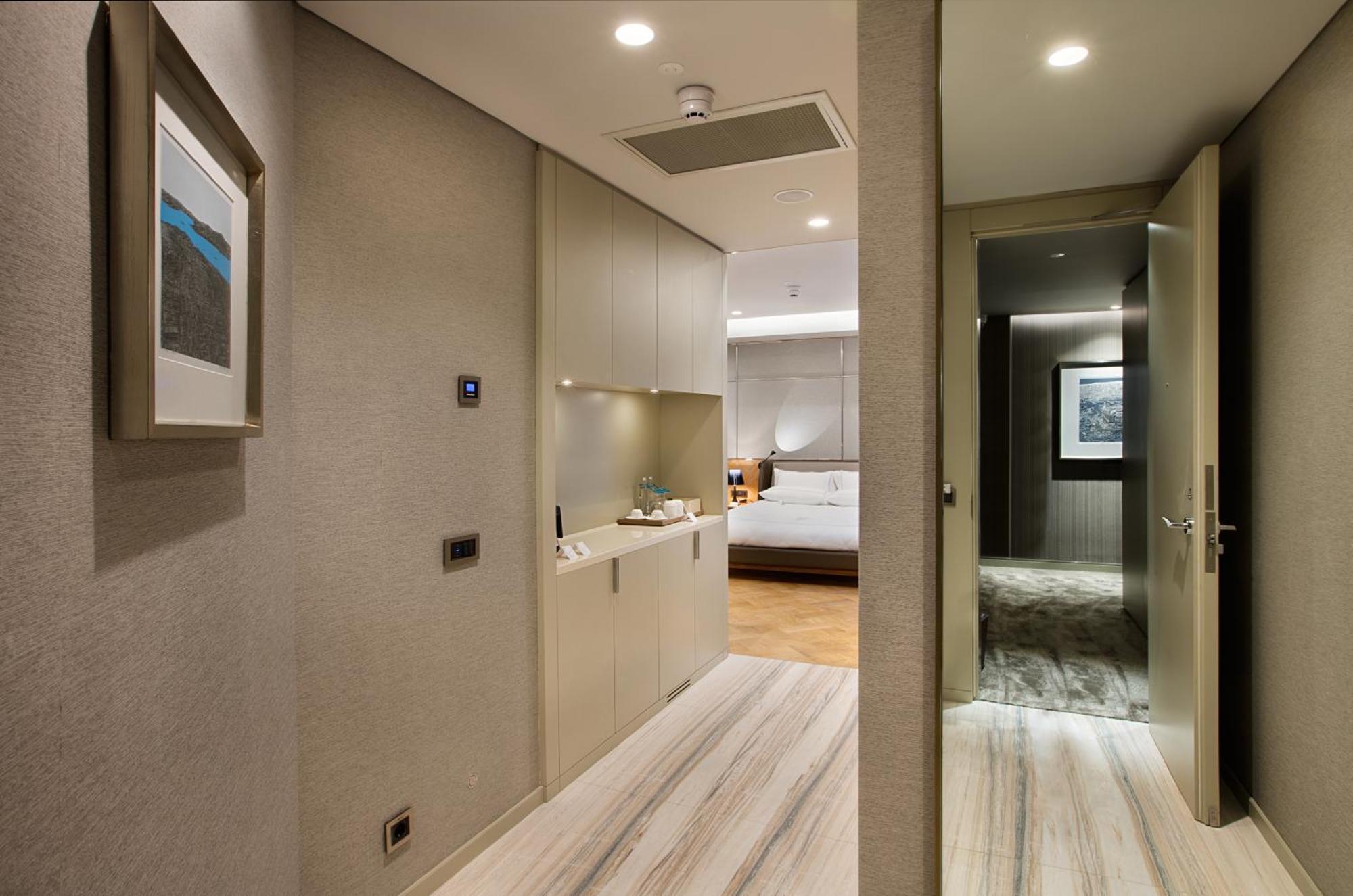 Corner Suite