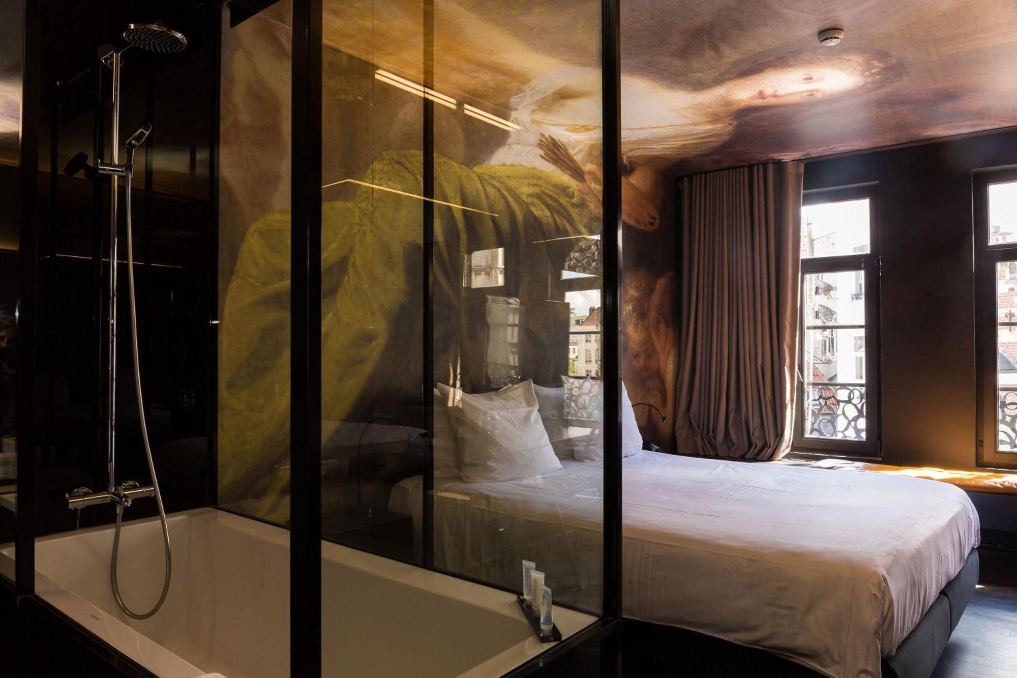 Deluxe Double Room bath Cathedral View