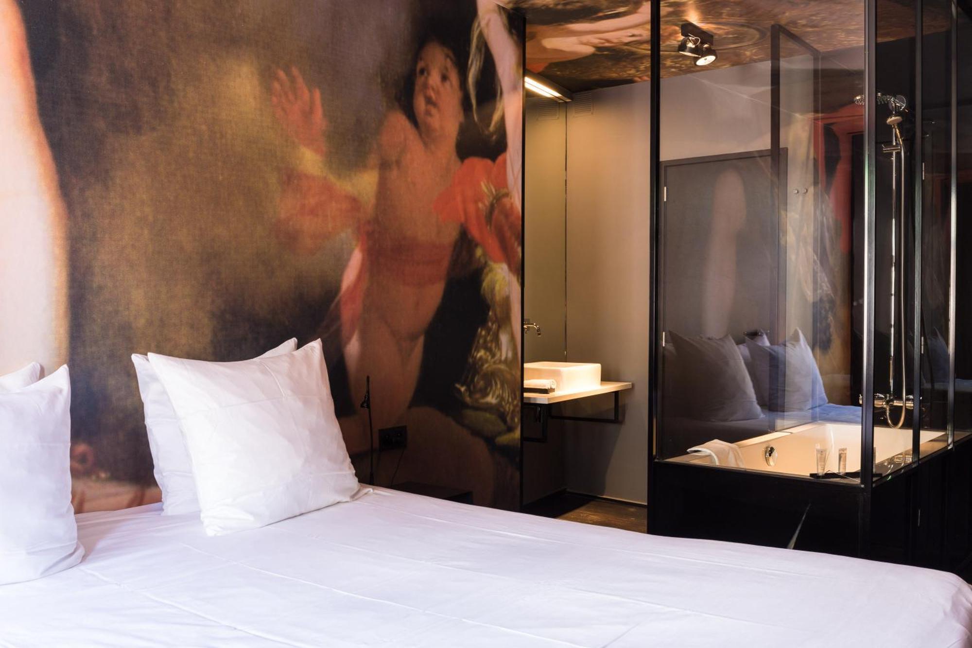 Deluxe Double Room bath Cathedral View